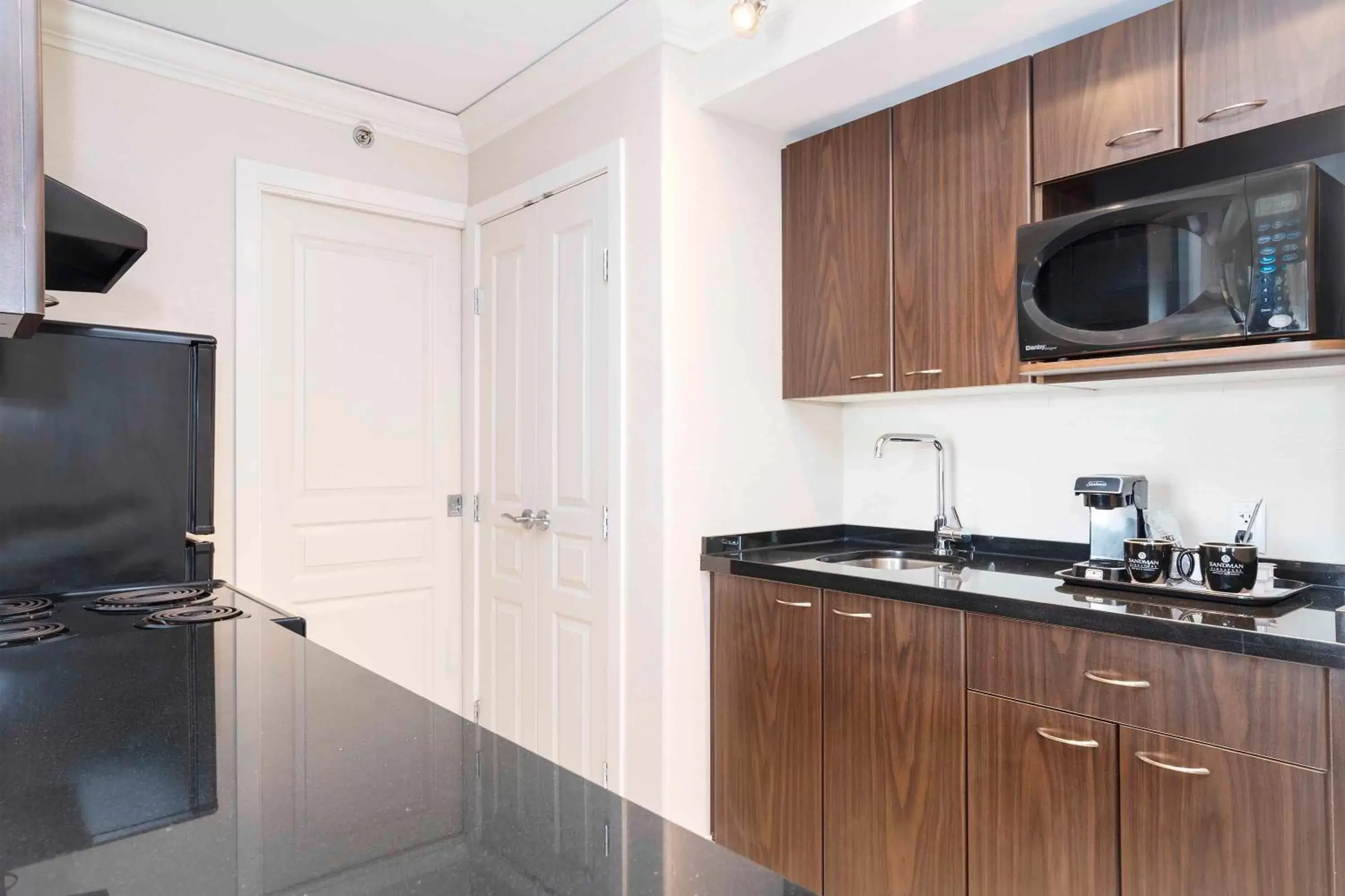 Kitchen or kitchenette, Kitchen/Kitchenette in Sandman Signature Toronto Airport Hotel