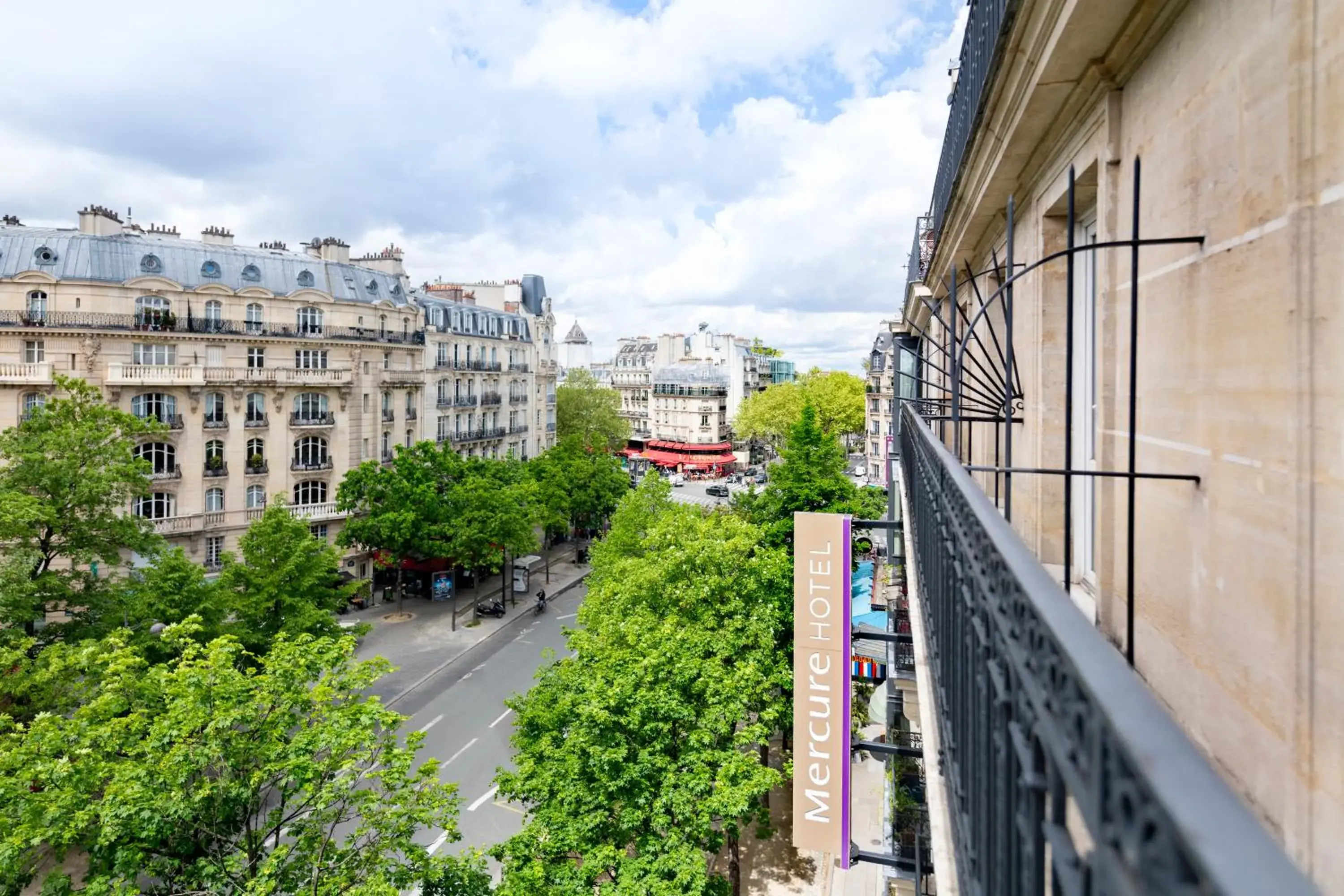 Property building in Mercure Paris Montparnasse Raspail