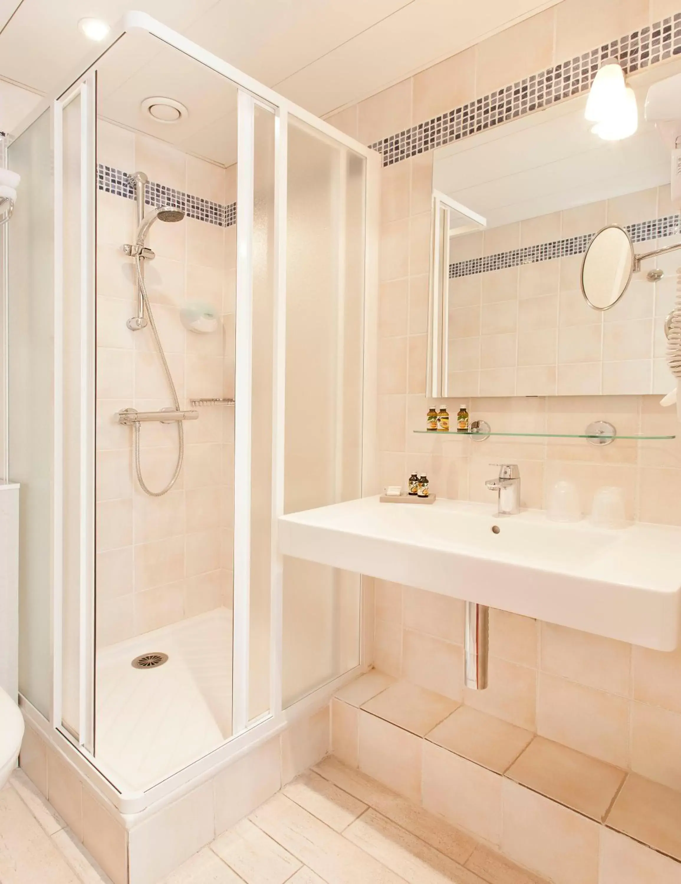 Bathroom in Hotel Daumesnil-Vincennes