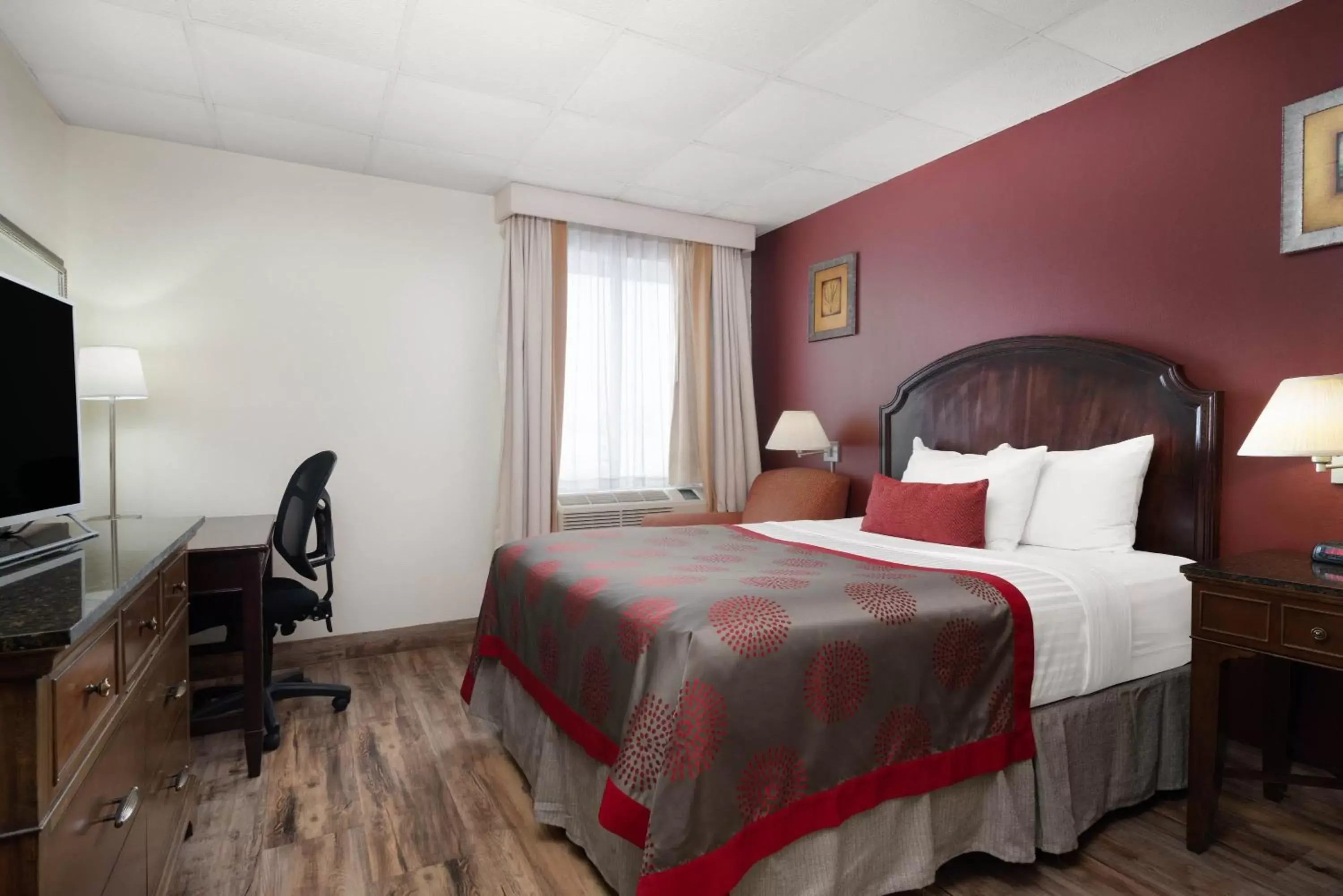 Bedroom, Bed in Ramada by Wyndham Albert Lea