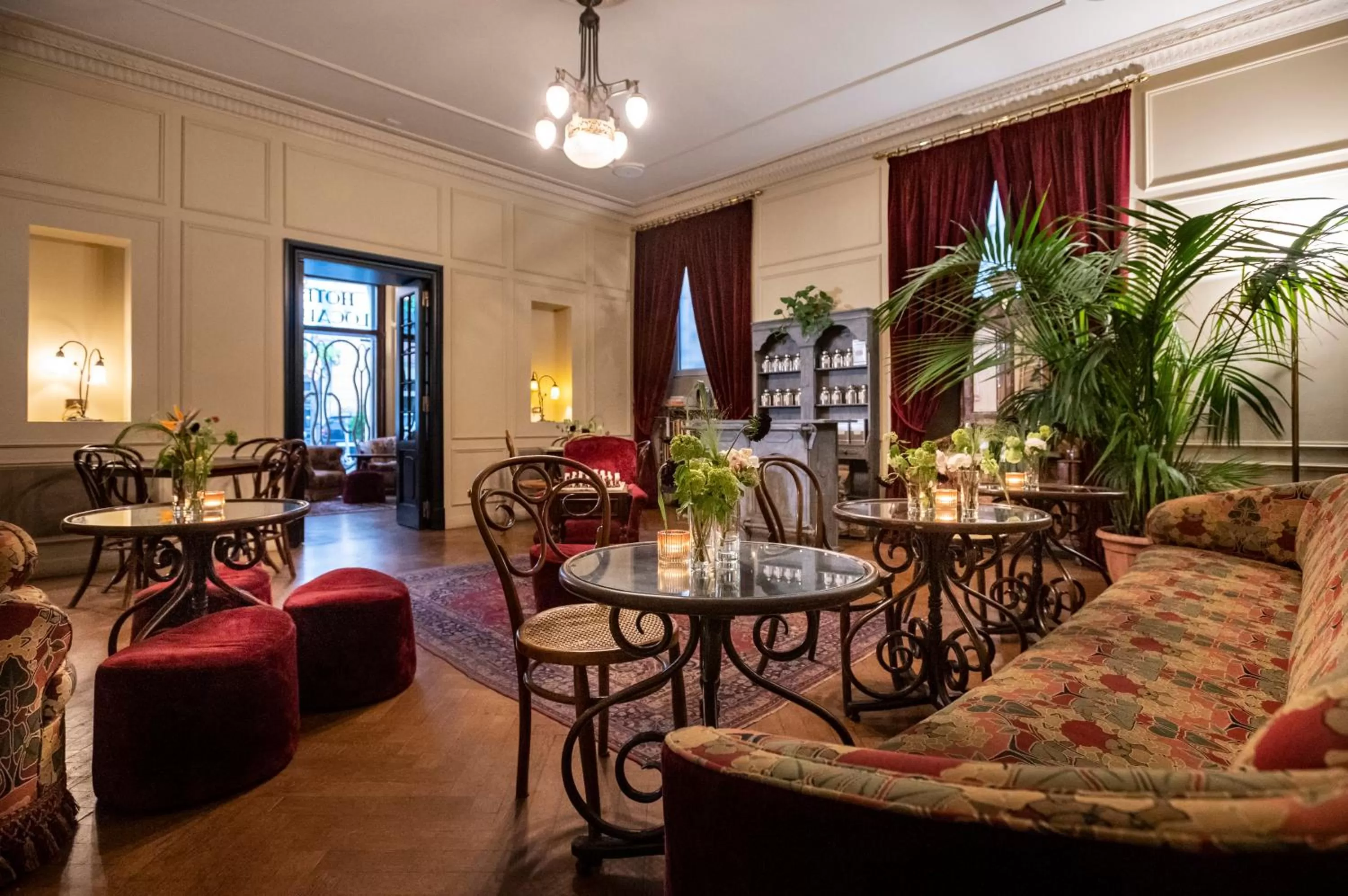 Restaurant/places to eat in Hotel Locarno