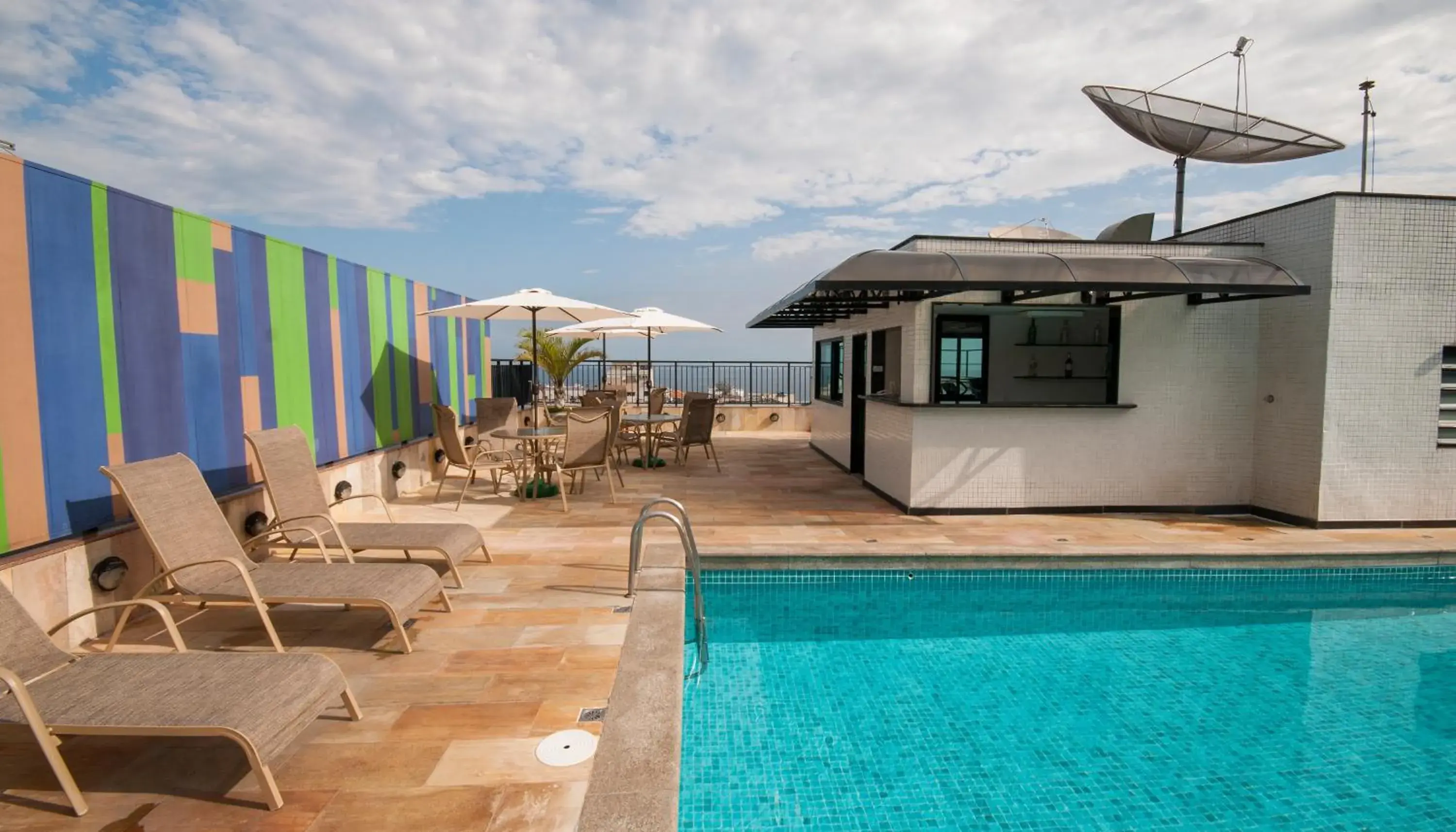 Solarium, Swimming Pool in Copacabana Mar Hotel