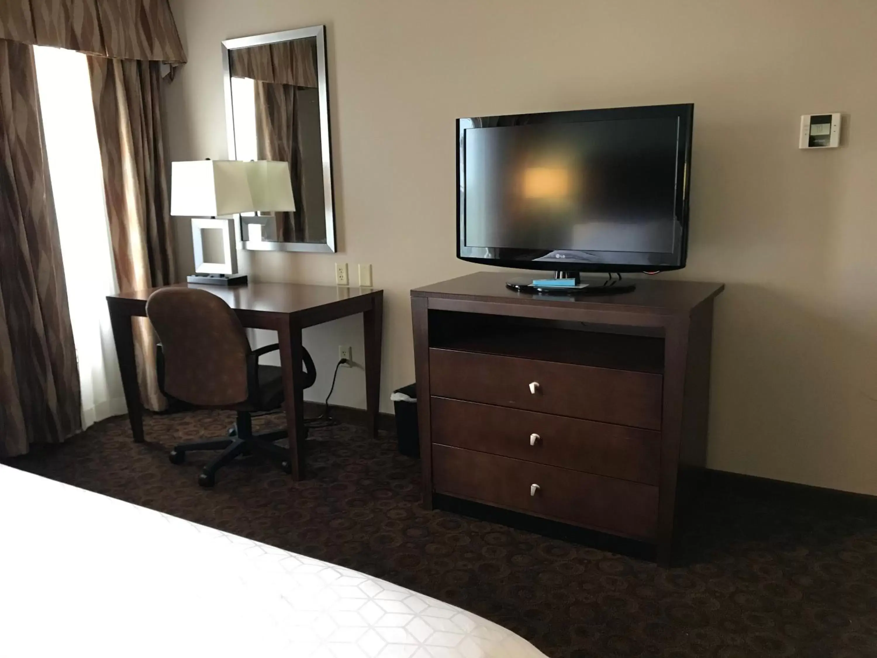 TV/Entertainment Center in Holiday Inn Express and Suites St. Cloud, an IHG Hotel