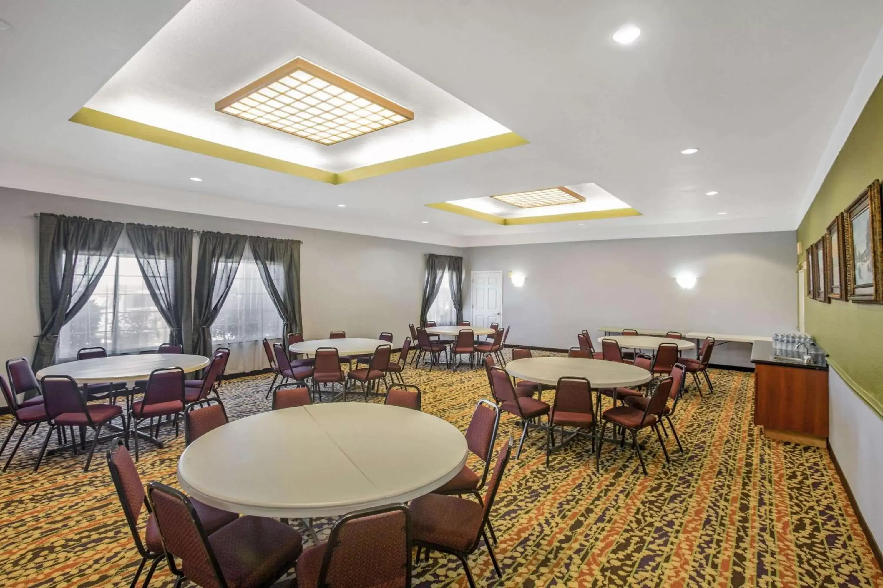 Meeting/conference room, Restaurant/Places to Eat in La Quinta by Wyndham Belton - Temple South