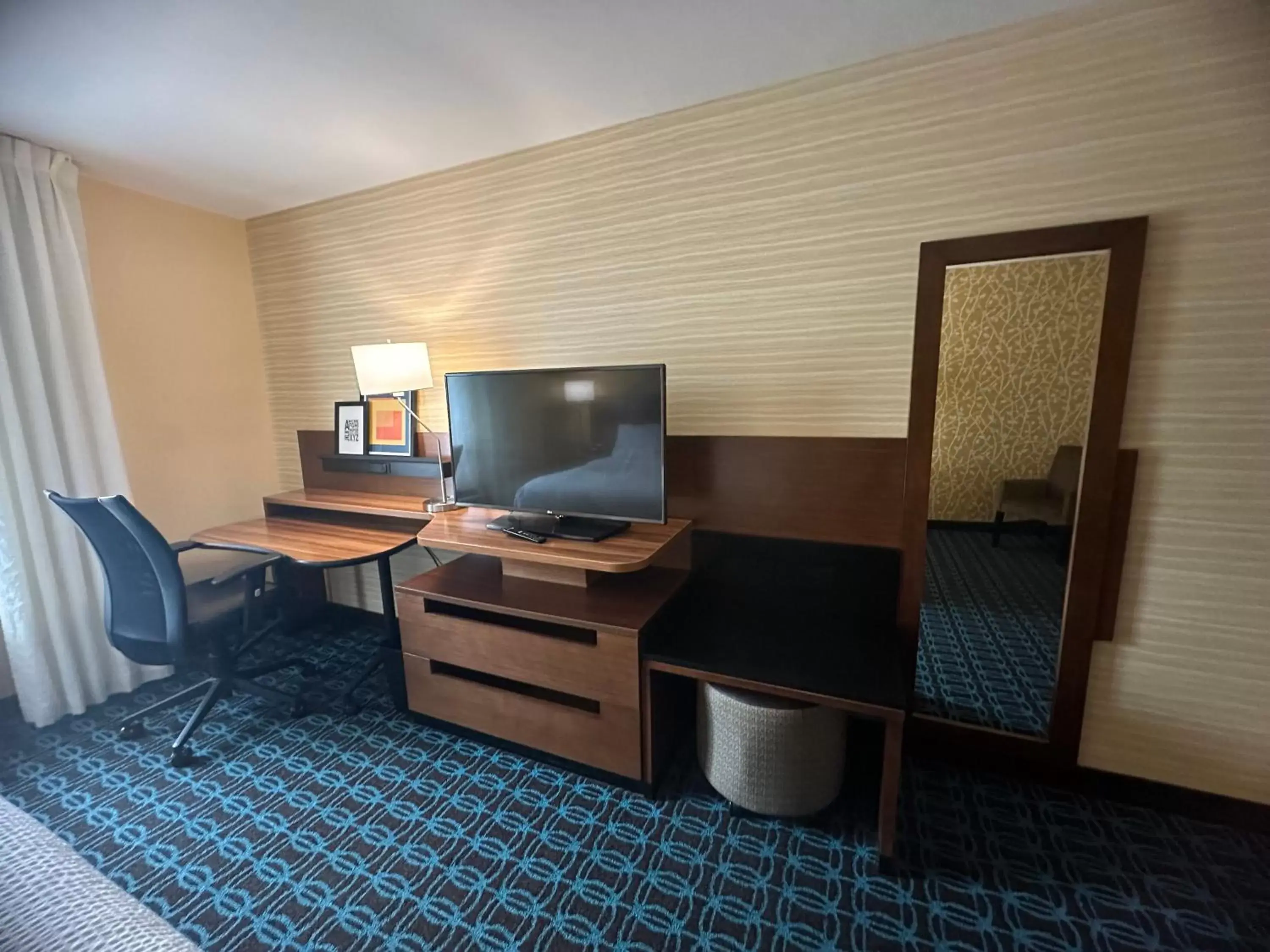 TV and multimedia, TV/Entertainment Center in Fairfield Inn & Suites by Marriott Detroit Chesterfield