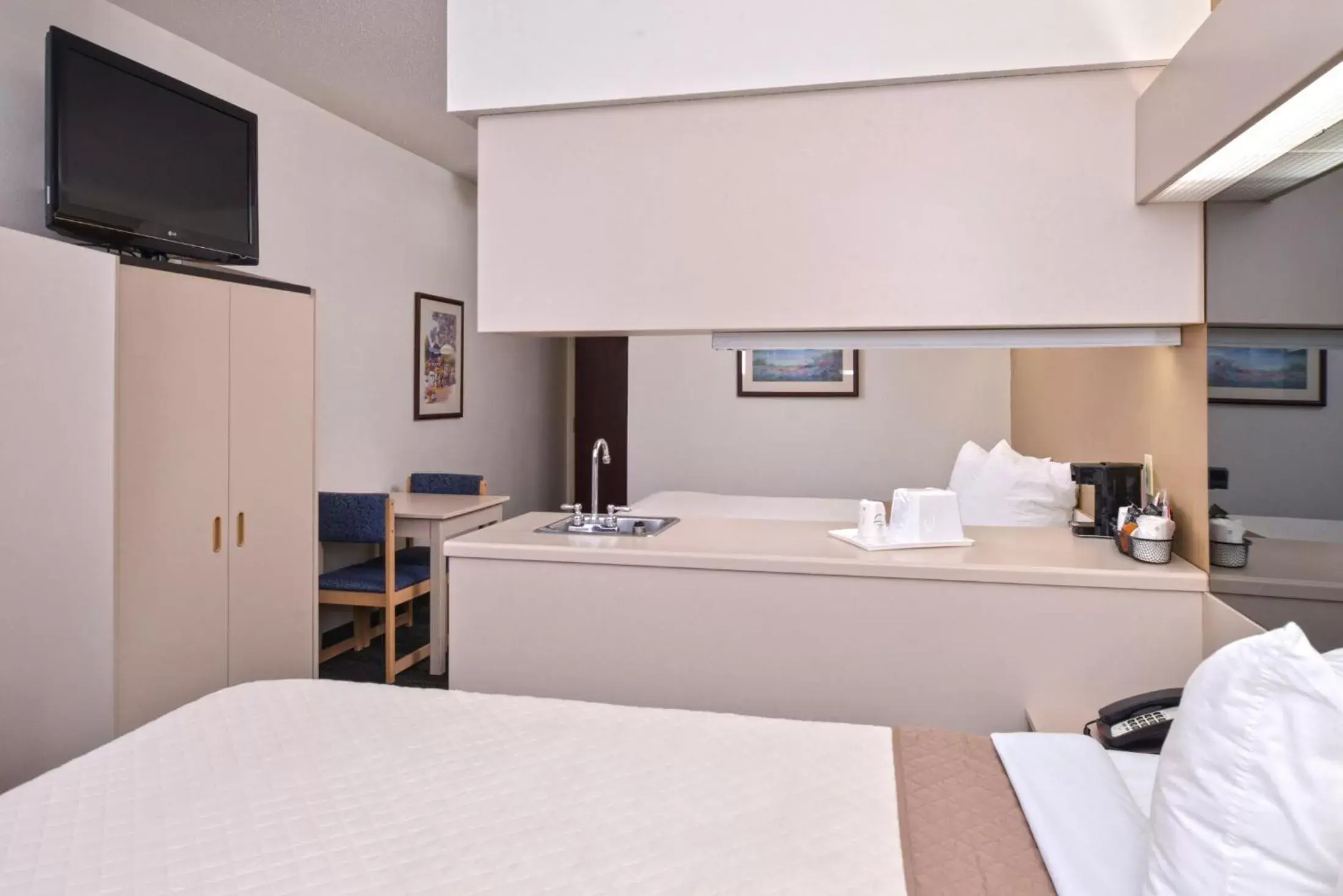 TV and multimedia, TV/Entertainment Center in Americas Best Value Inn & Suites Maryville
