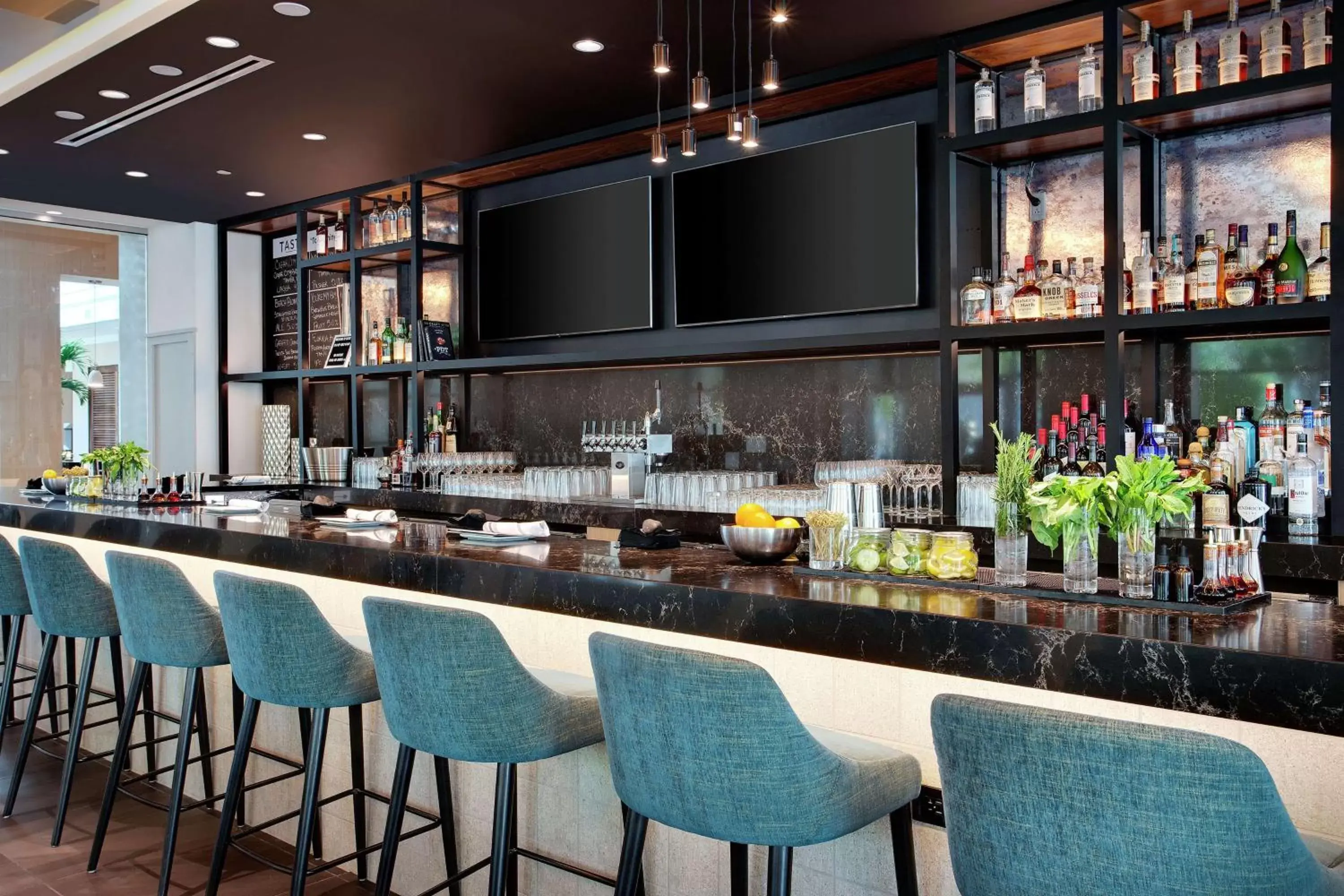 Lounge or bar, Kitchen/Kitchenette in Embassy Suites by Hilton Tampa Downtown Convention Center