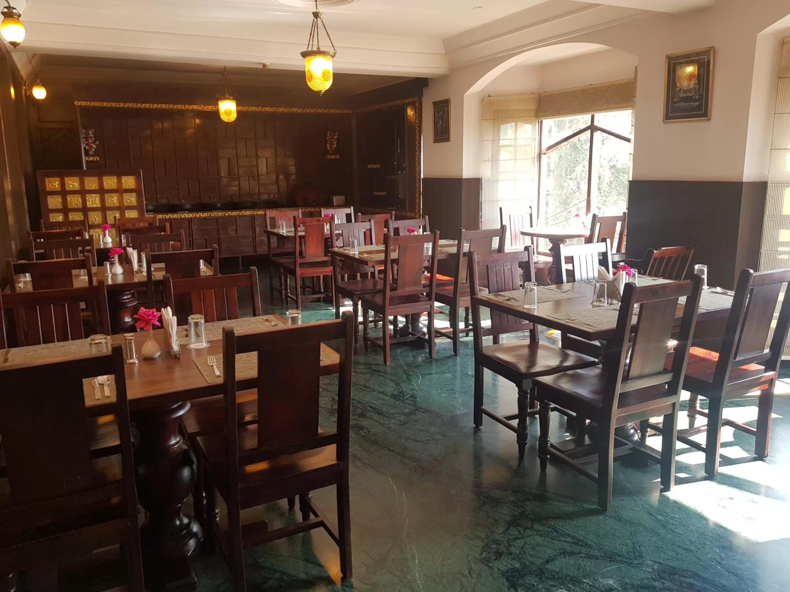 Restaurant/places to eat in Hotel Silverine