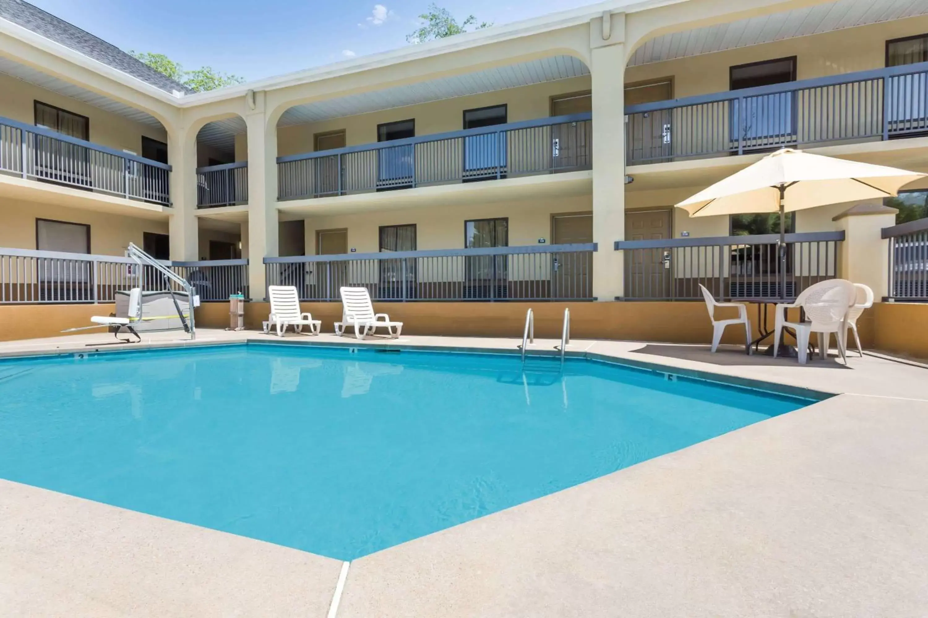 Pool view, Property Building in Days Inn by Wyndham Elberton