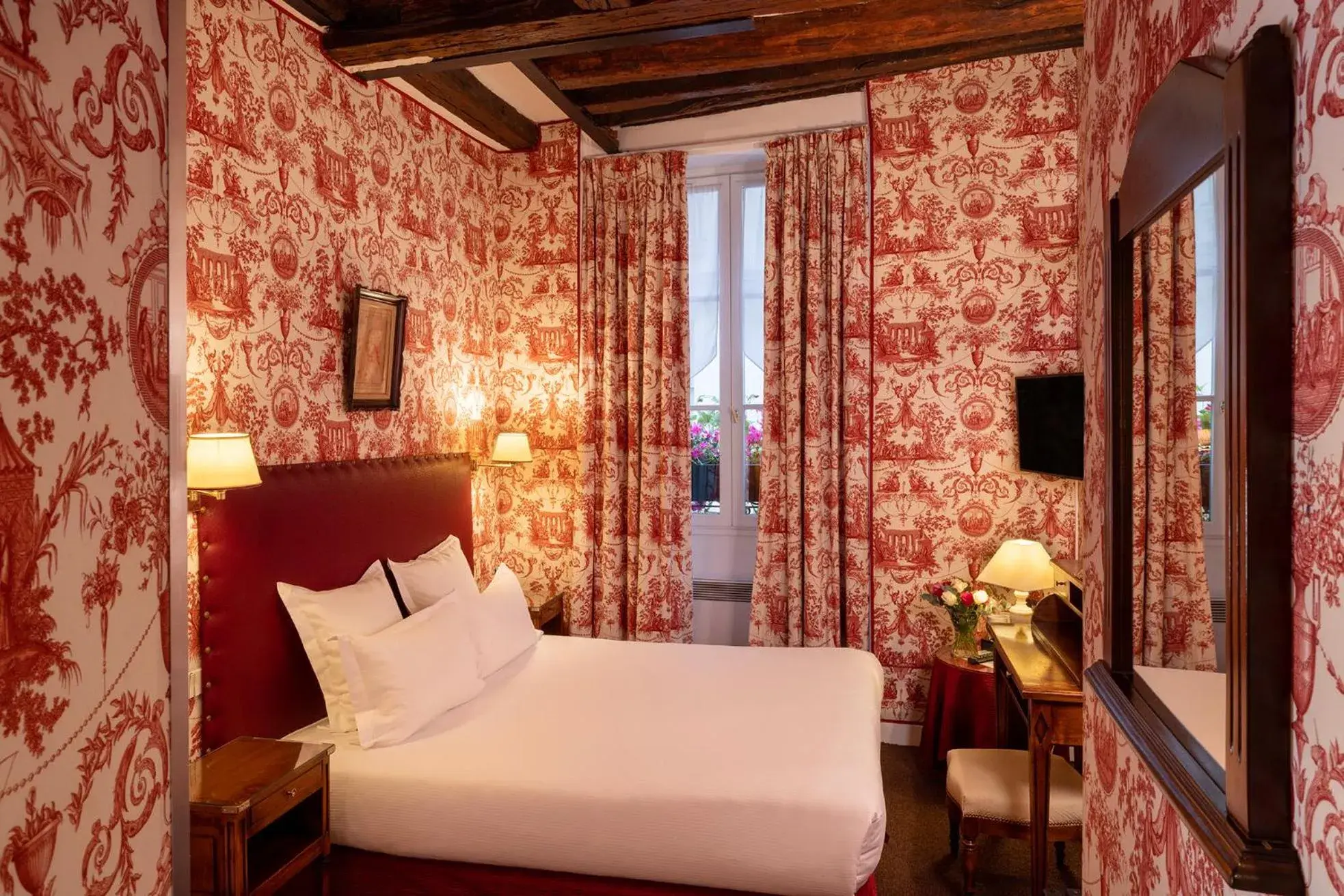 Photo of the whole room, Bed in Relais Hôtel du Vieux Paris