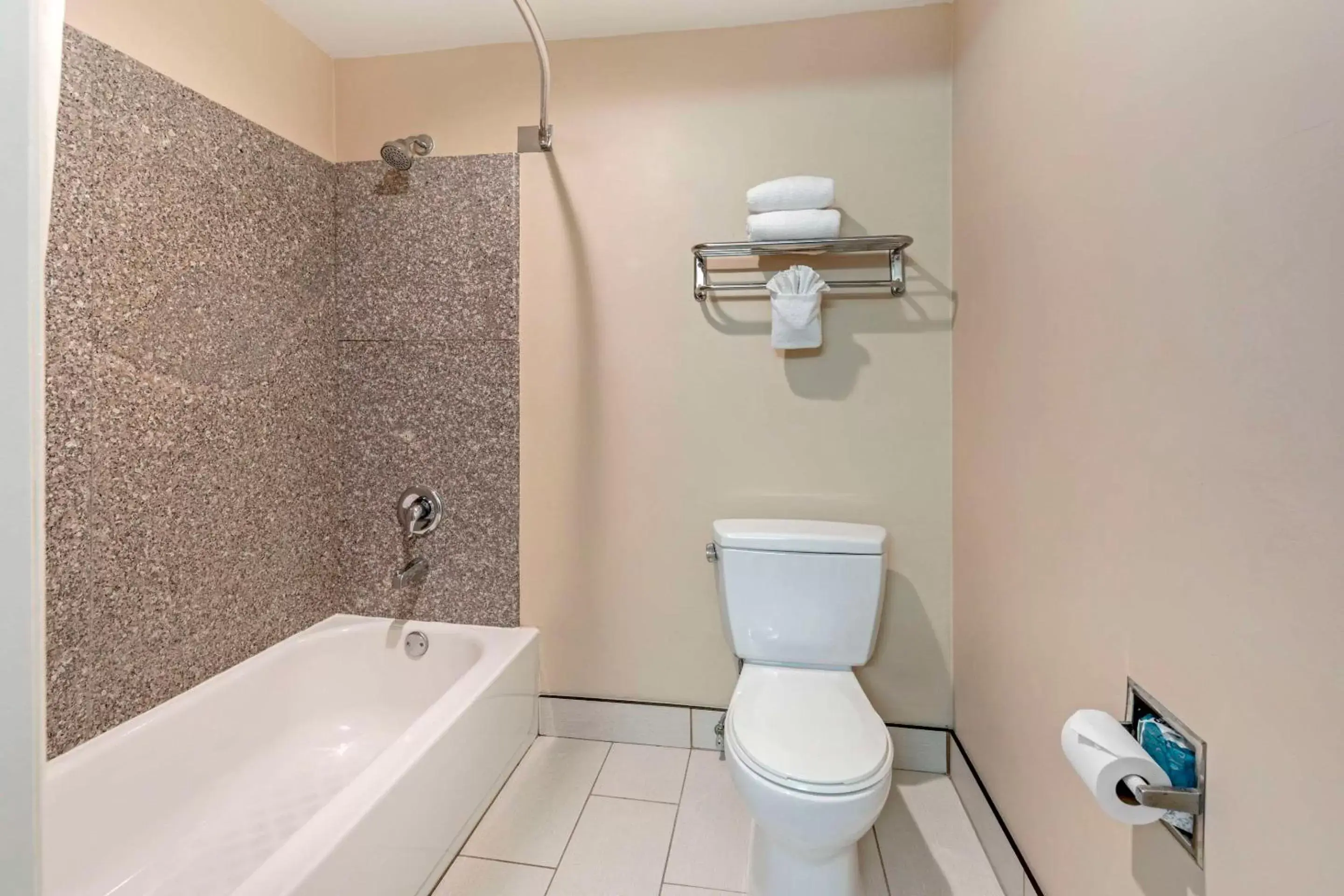 Bedroom, Bathroom in Quality Inn & Suites Anaheim Maingate