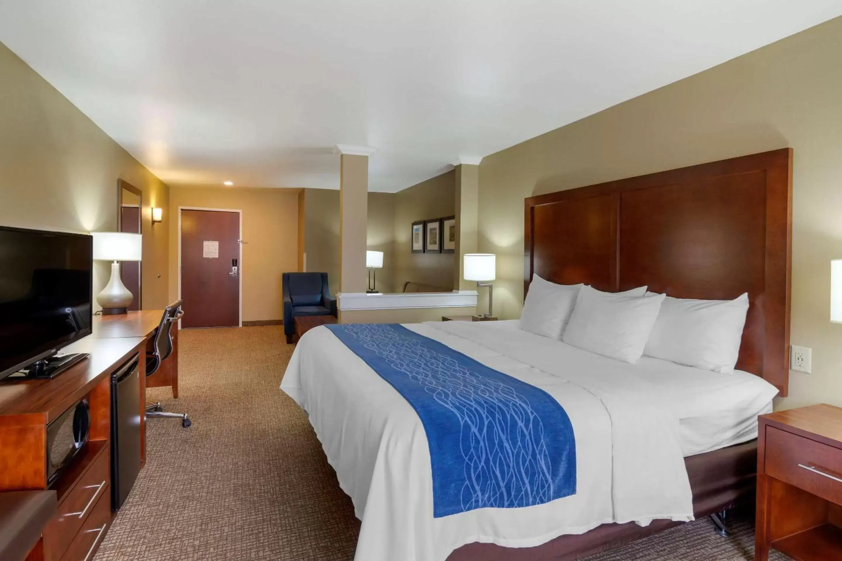 Photo of the whole room, Bed in Comfort Inn & Suites Mandan - Bismarck