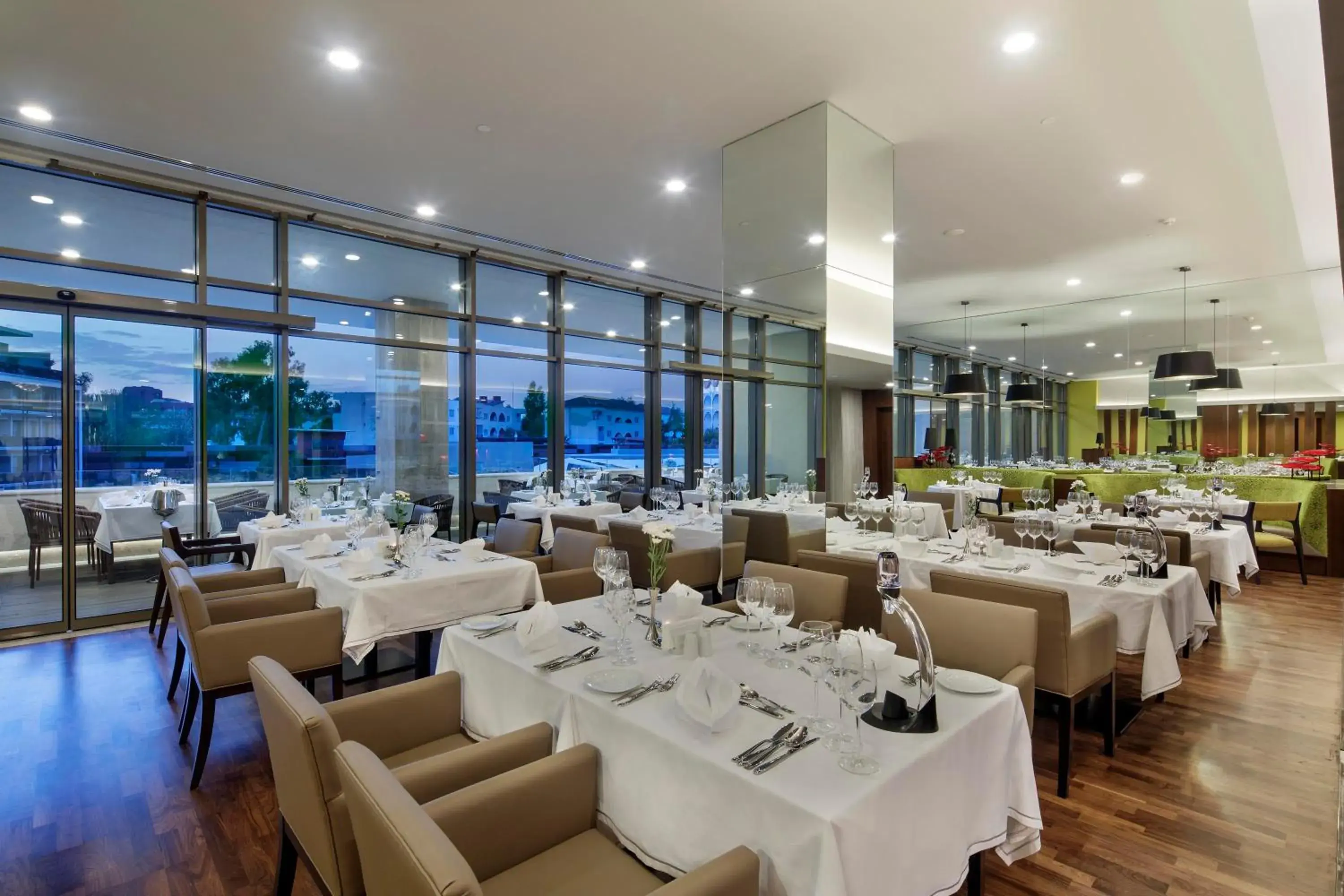 Restaurant/Places to Eat in The Sense Deluxe Hotel