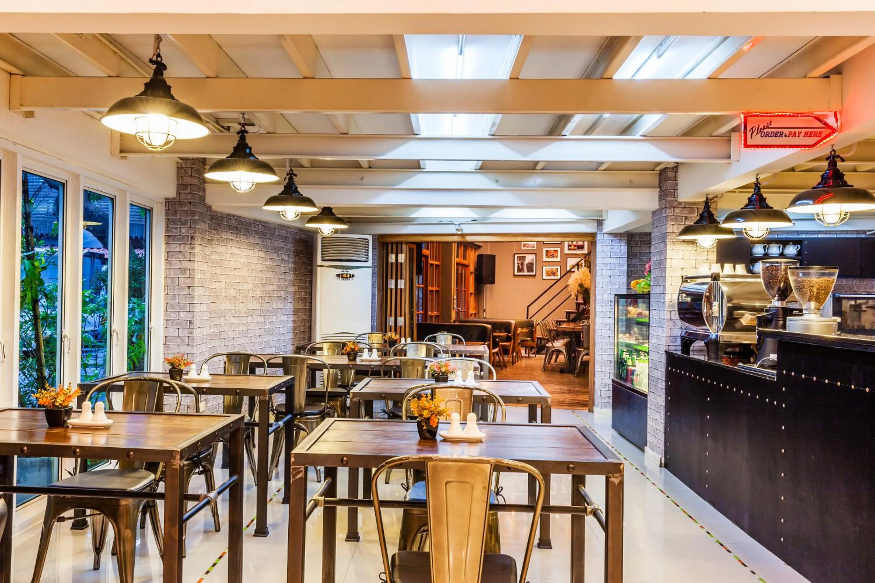 Restaurant/places to eat in At Hua Lamphong Hotel