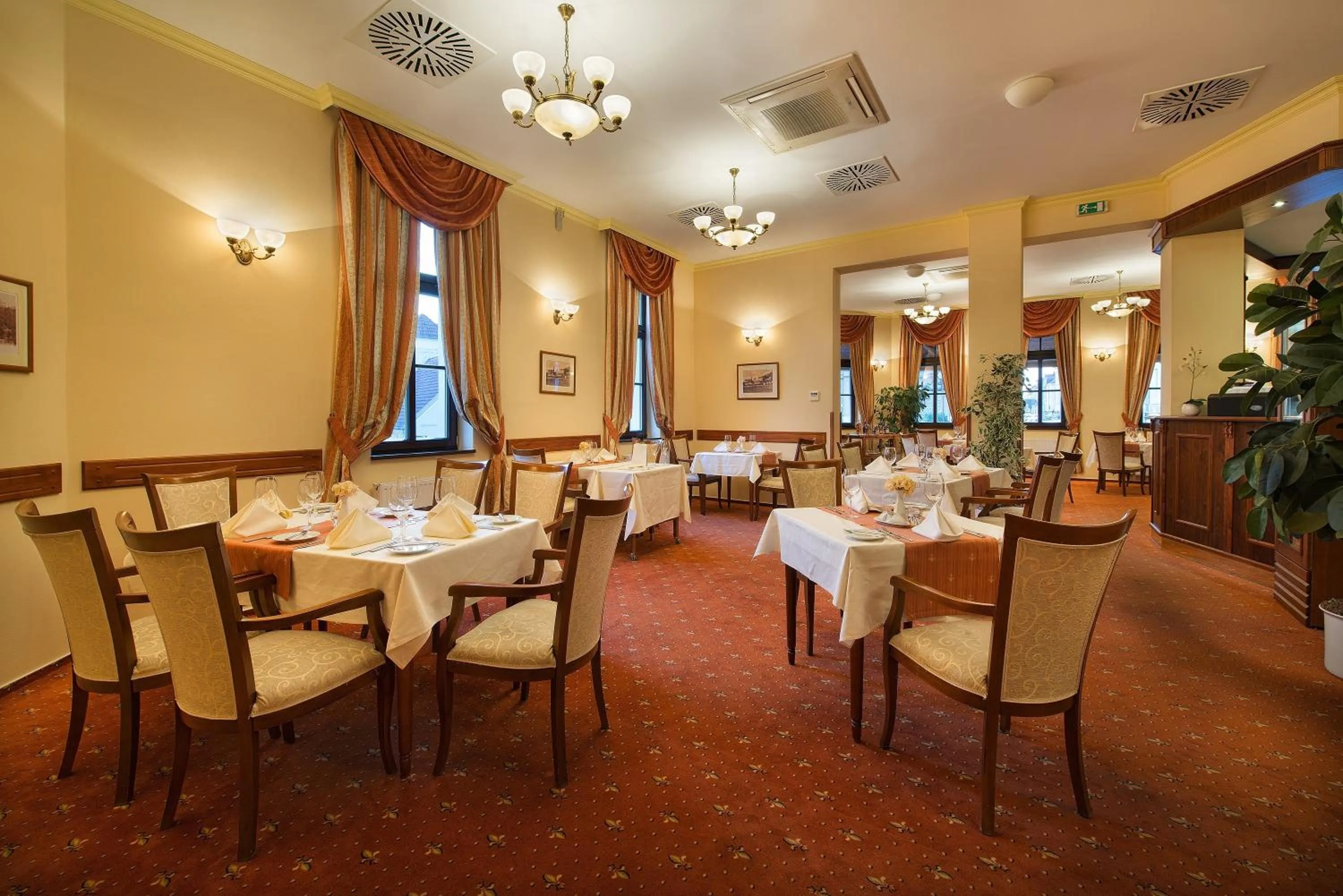 Restaurant/places to eat in Hotel Podhrad