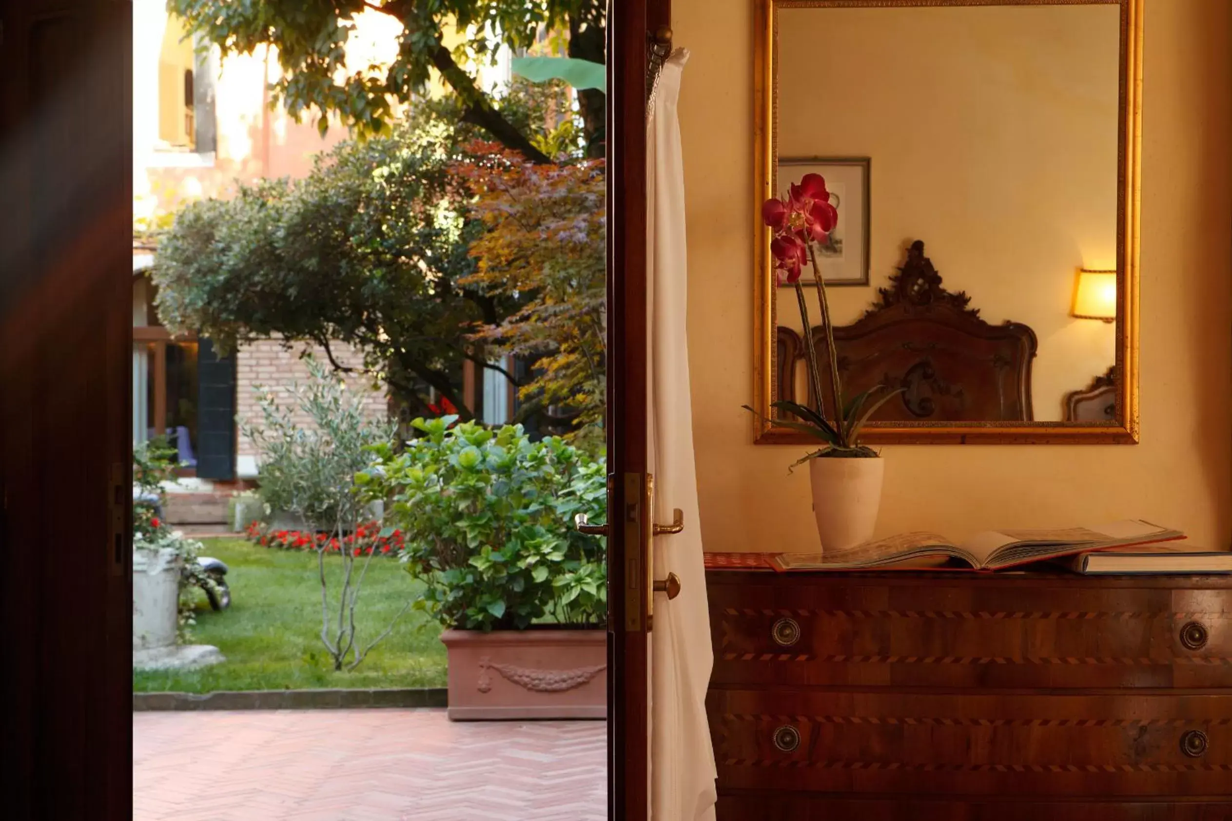 Garden, Garden View in Pensione Accademia - Villa Maravege