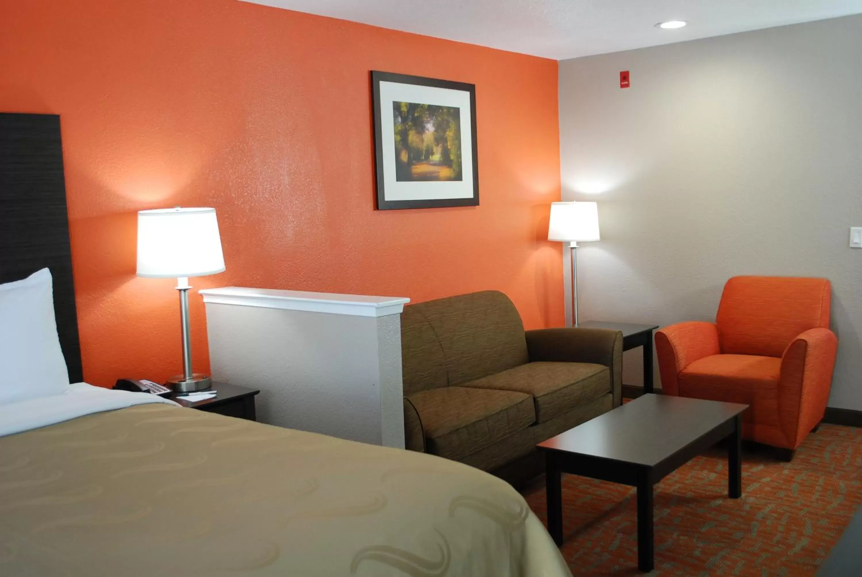 Living room, Seating Area in Quality Inn & Suites Fresno Northwest