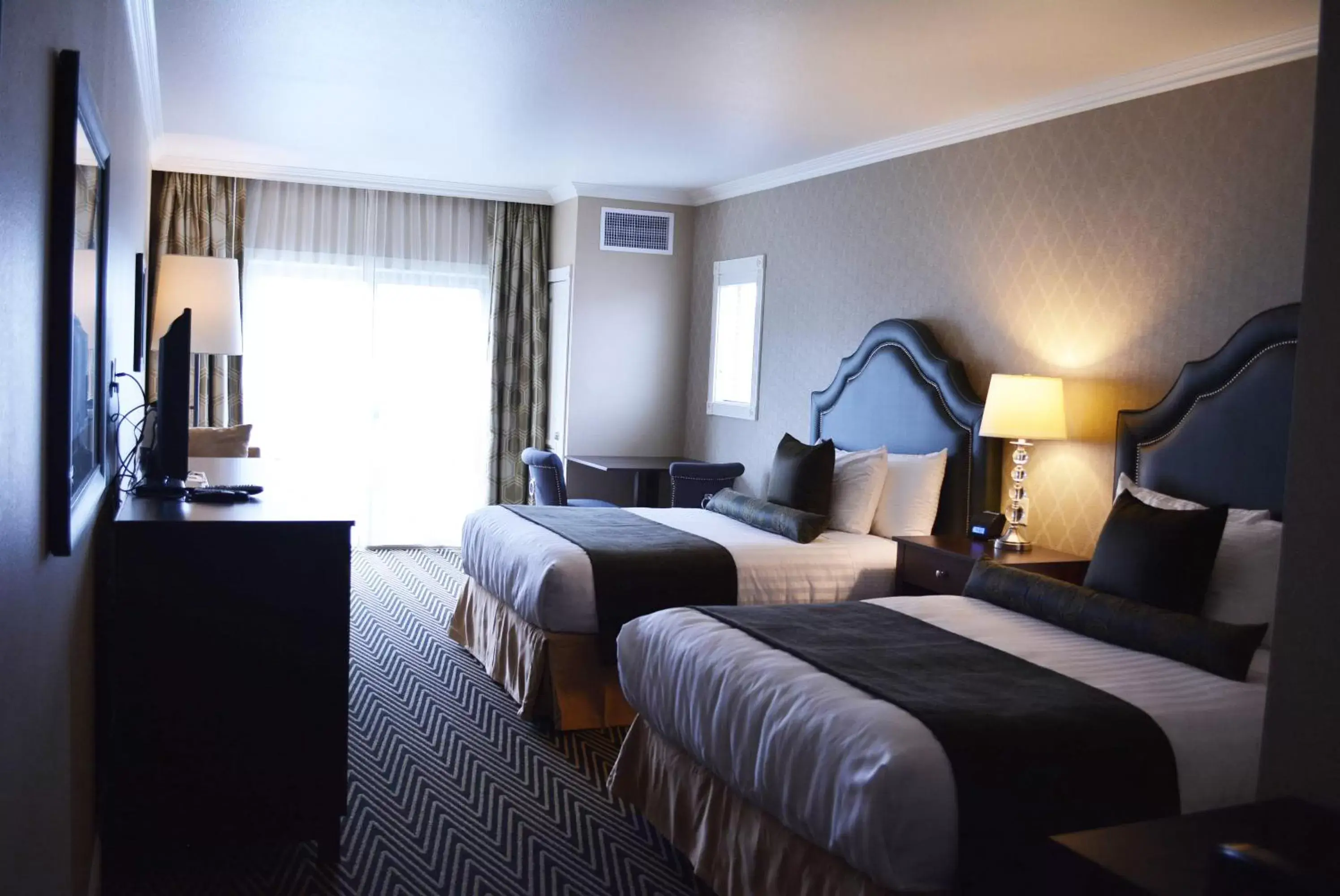 Deluxe Suite with Two Queen Beds in Majestic Inn and Spa Deluxe Suite with Two Queen Beds in Majestic Inn and Spa