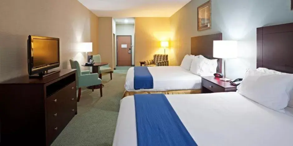 Bed in Holiday Inn Express and Suites Meriden, an IHG Hotel