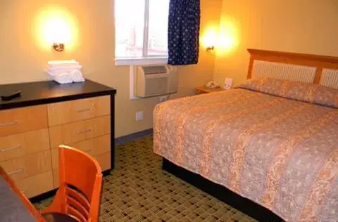 Day, Bed in Stay Inn & Suites - Stockbridge