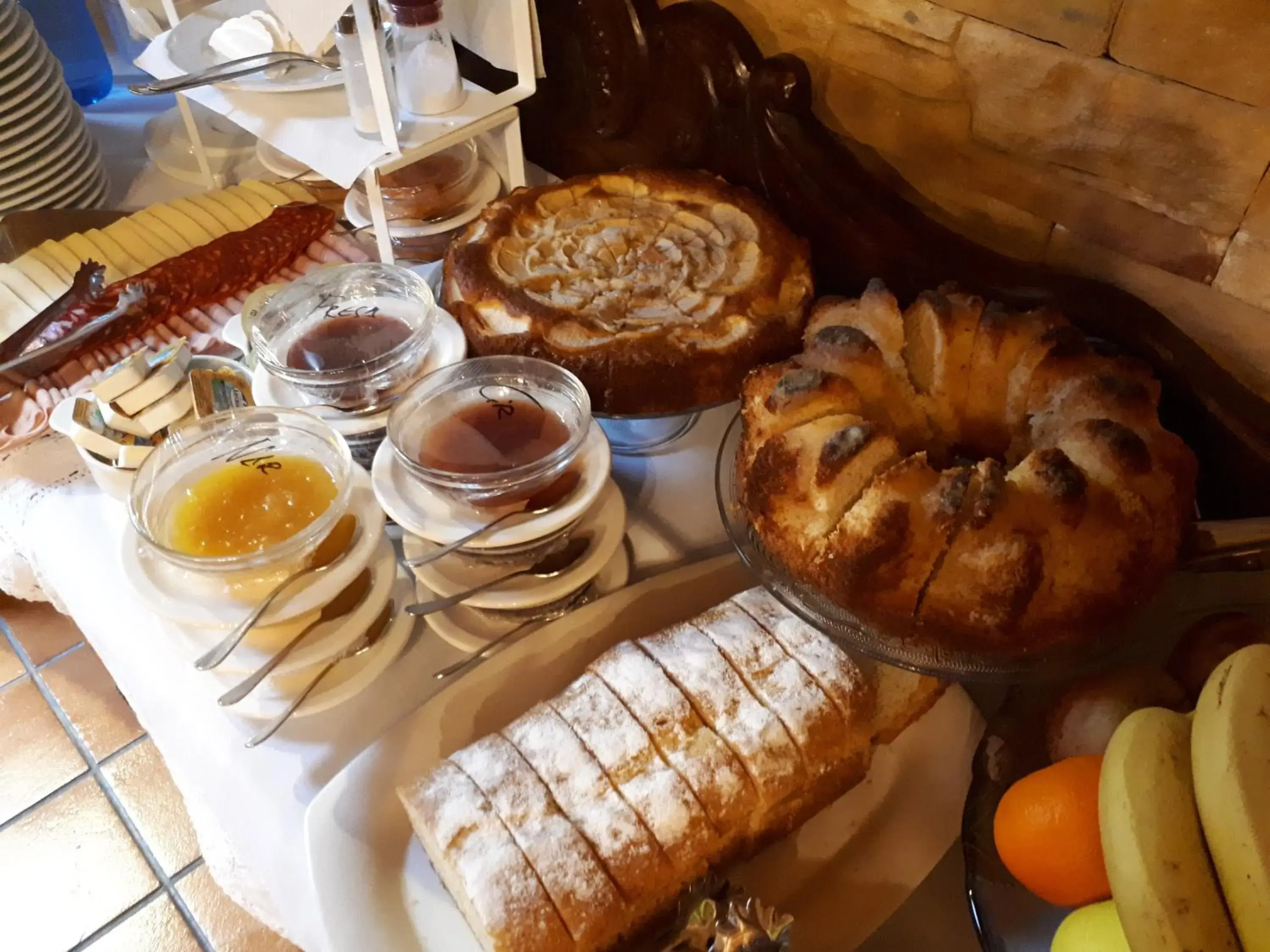 Buffet breakfast, Food in Hotel Rural Entremontes