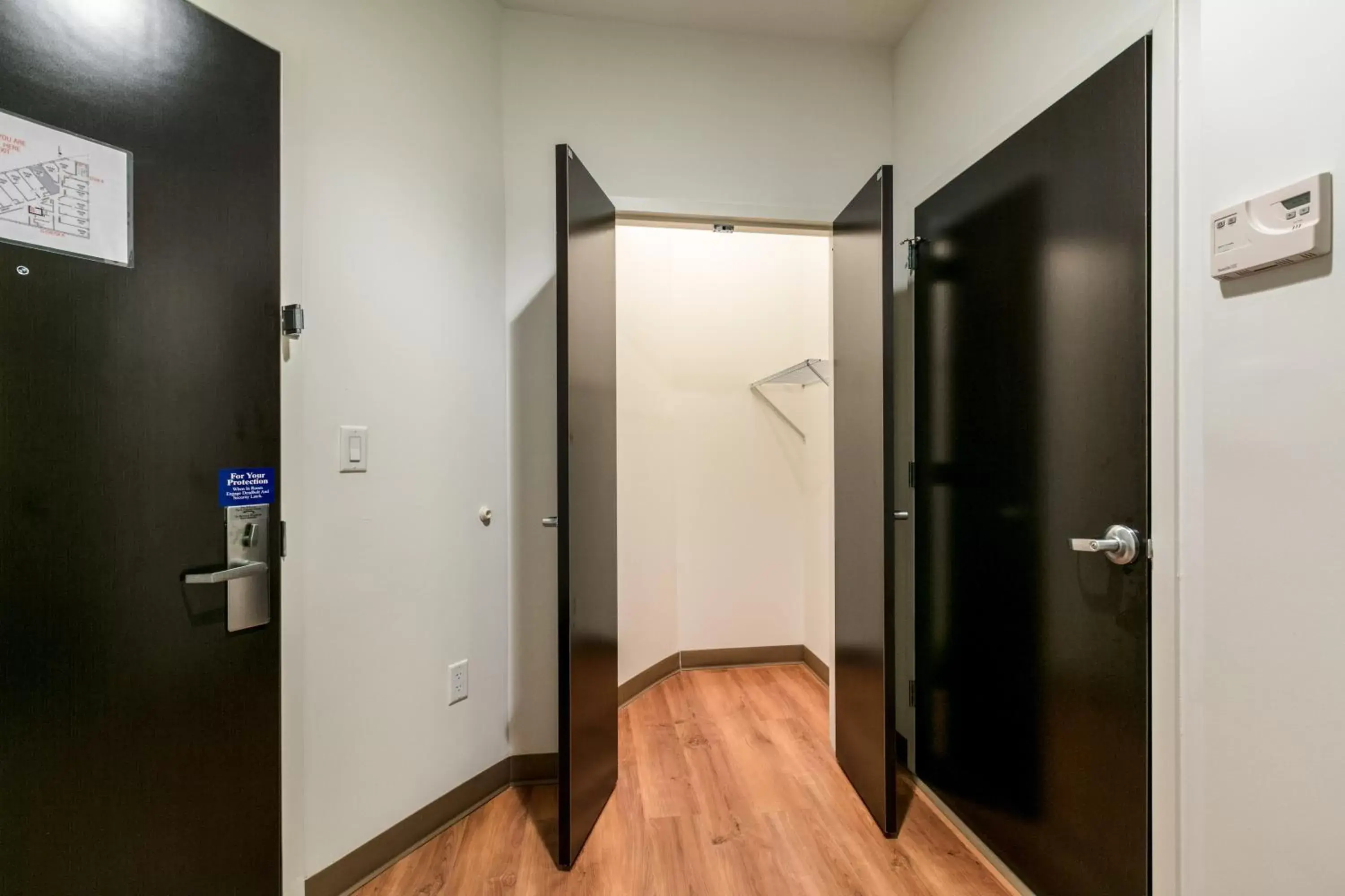 Bedroom, TV/Entertainment Center in Feather Factory Hotel