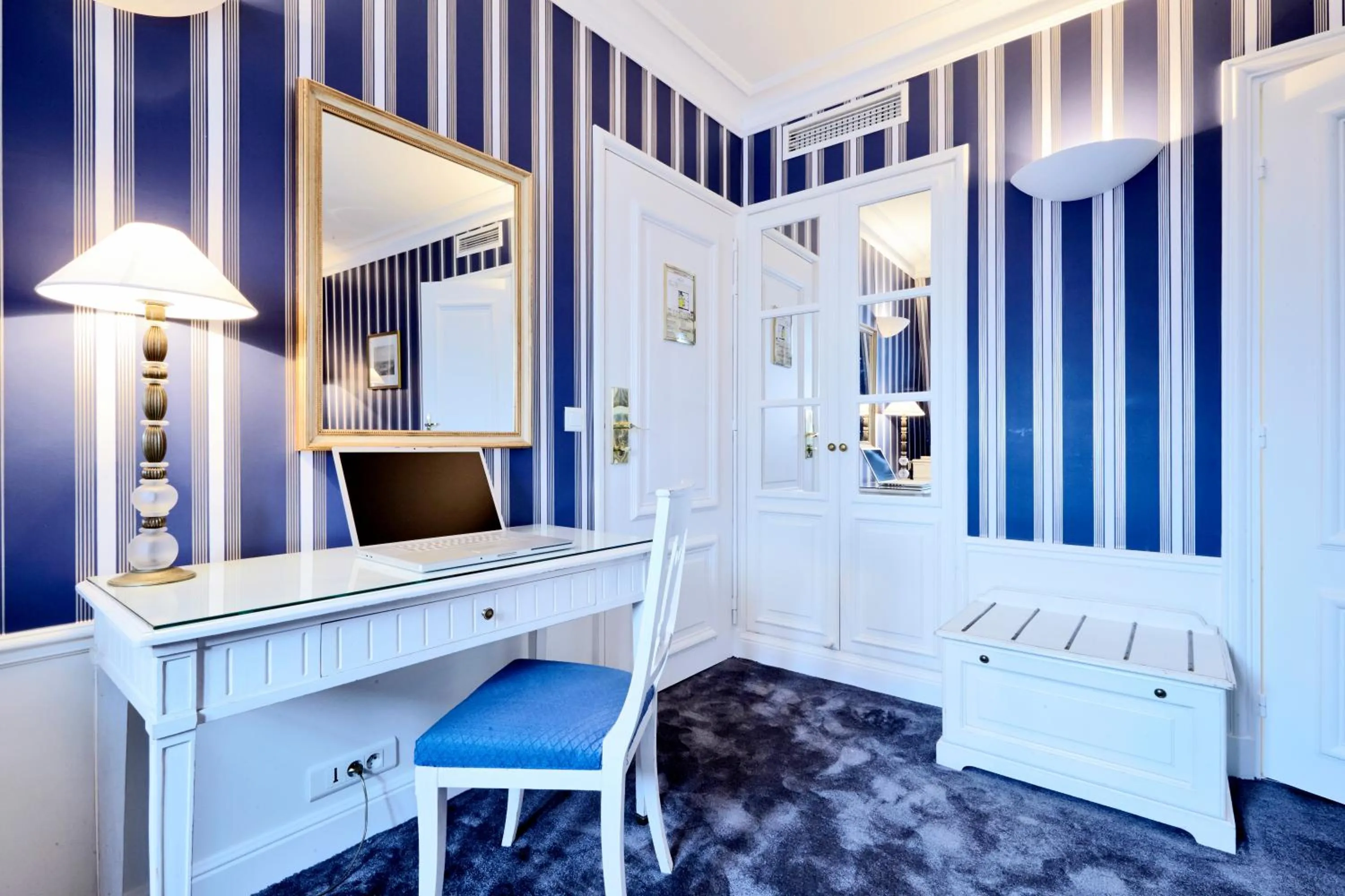 Seating area in Golden Tulip Washington Opera