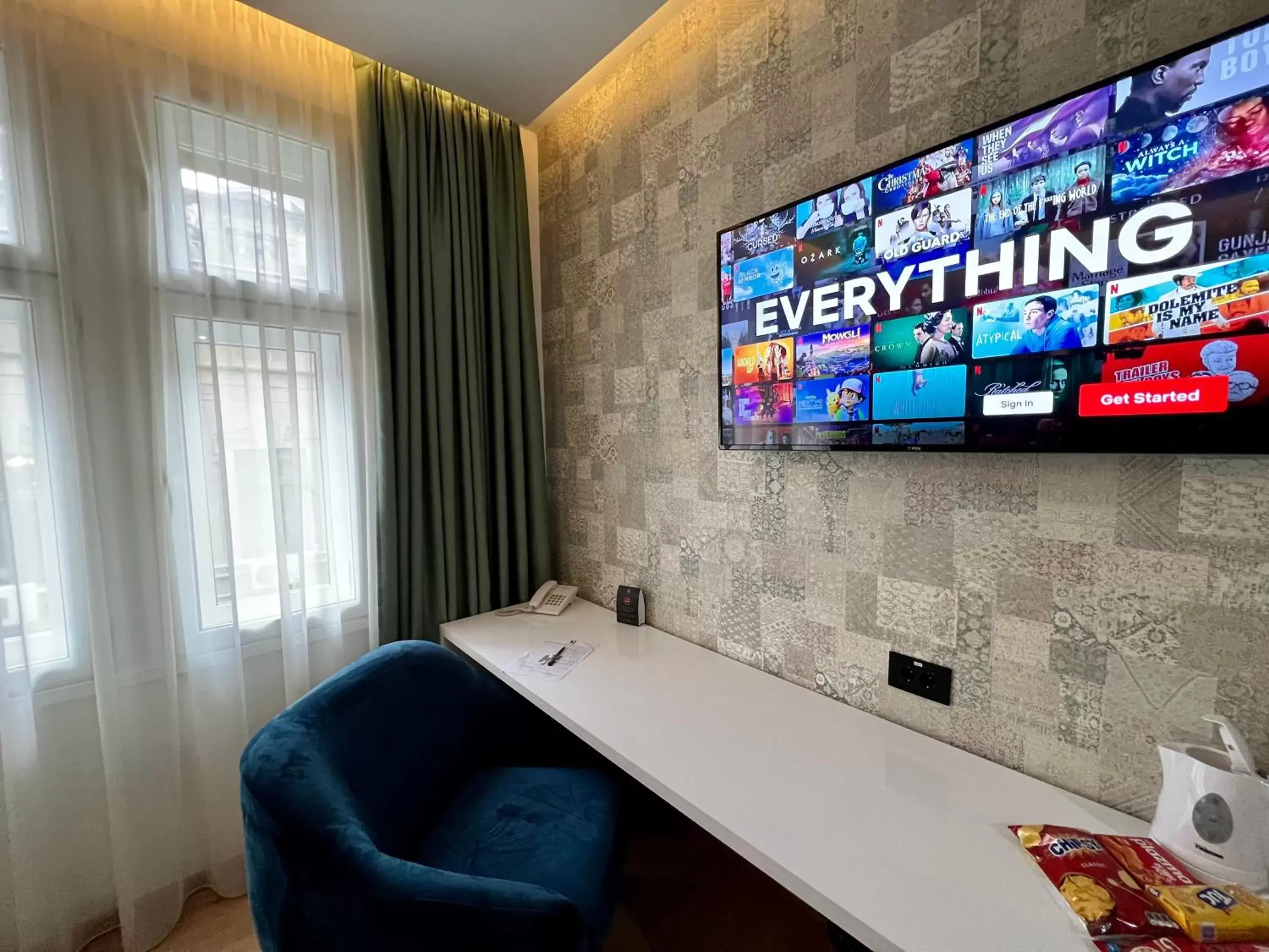 TV and multimedia, TV/Entertainment Center in Capital Hotel Garni