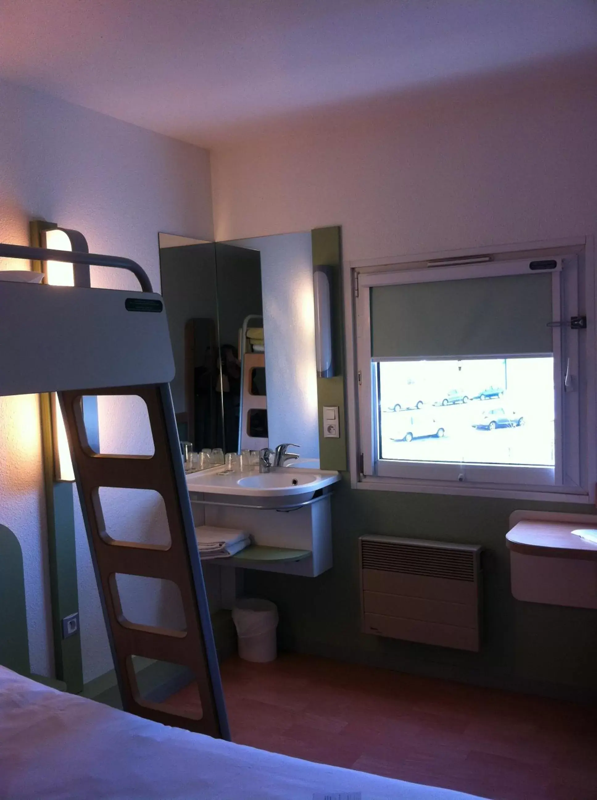 Photo of the whole room in ibis budget Mâcon Nord