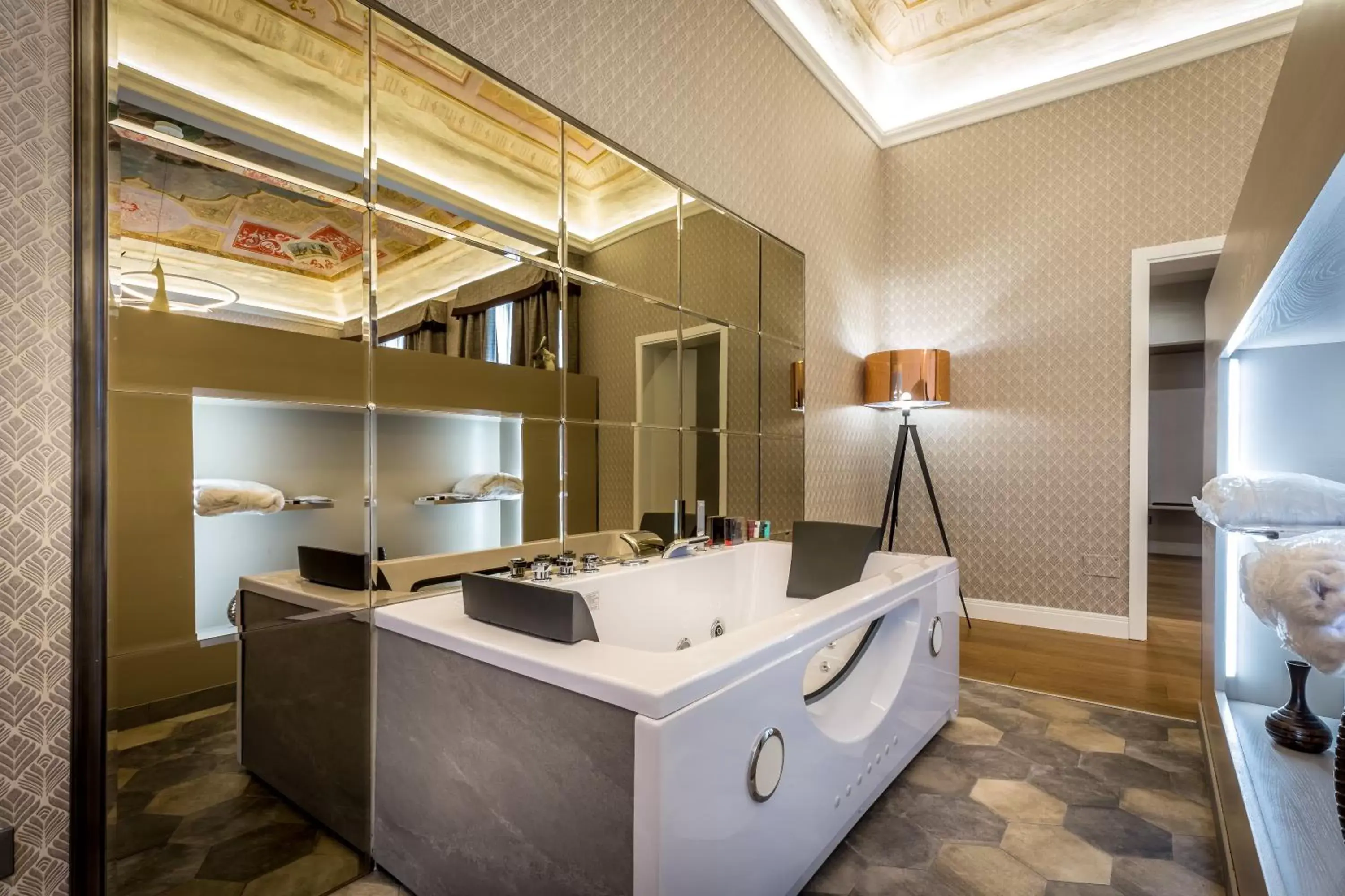 Hot Tub, Bathroom in Martelli 6 Suite & Apartments