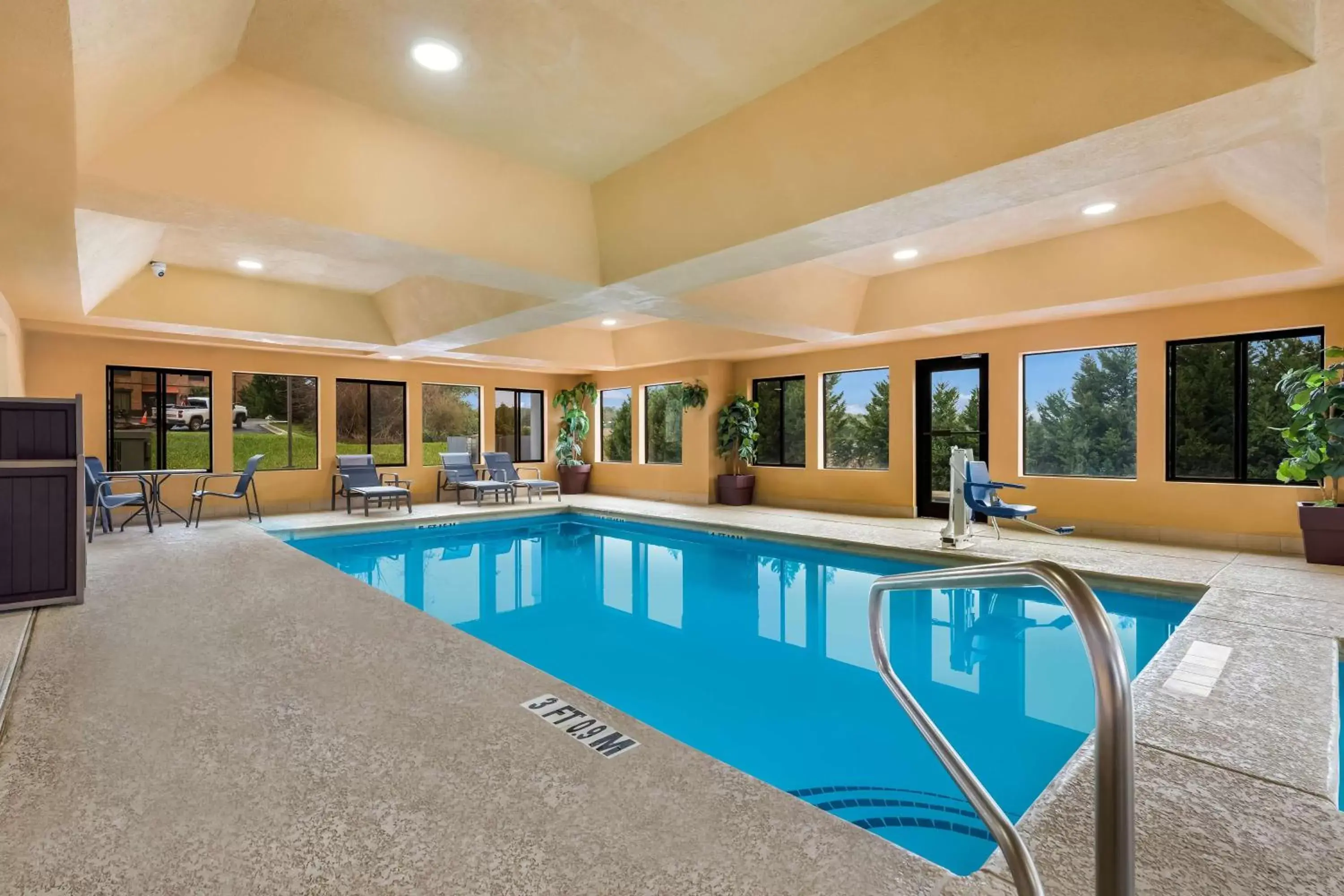 Pool view, Swimming Pool in Best Western Bradbury Inn & Suites