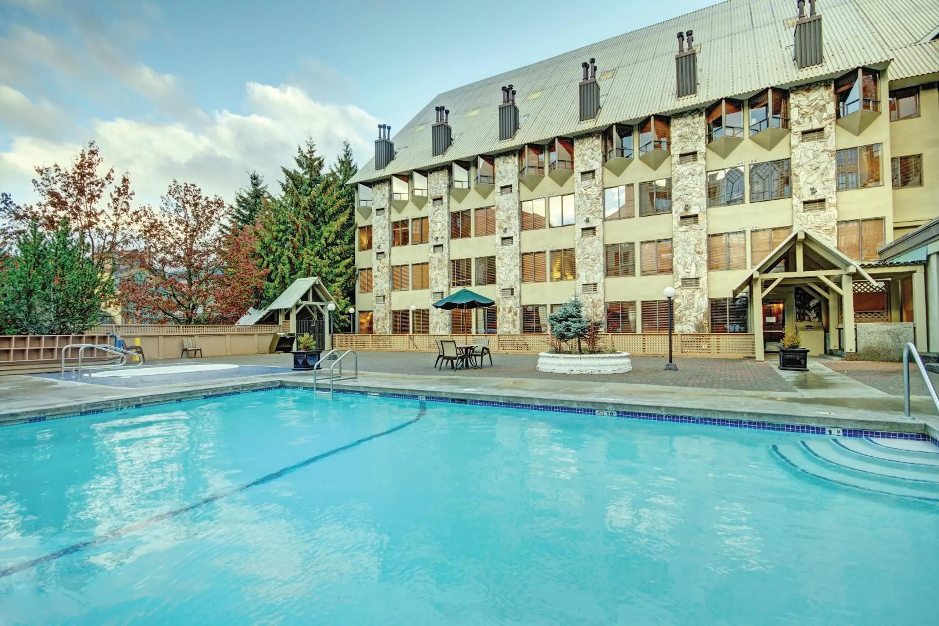 Swimming pool, Property Building in Mountainside Lodge