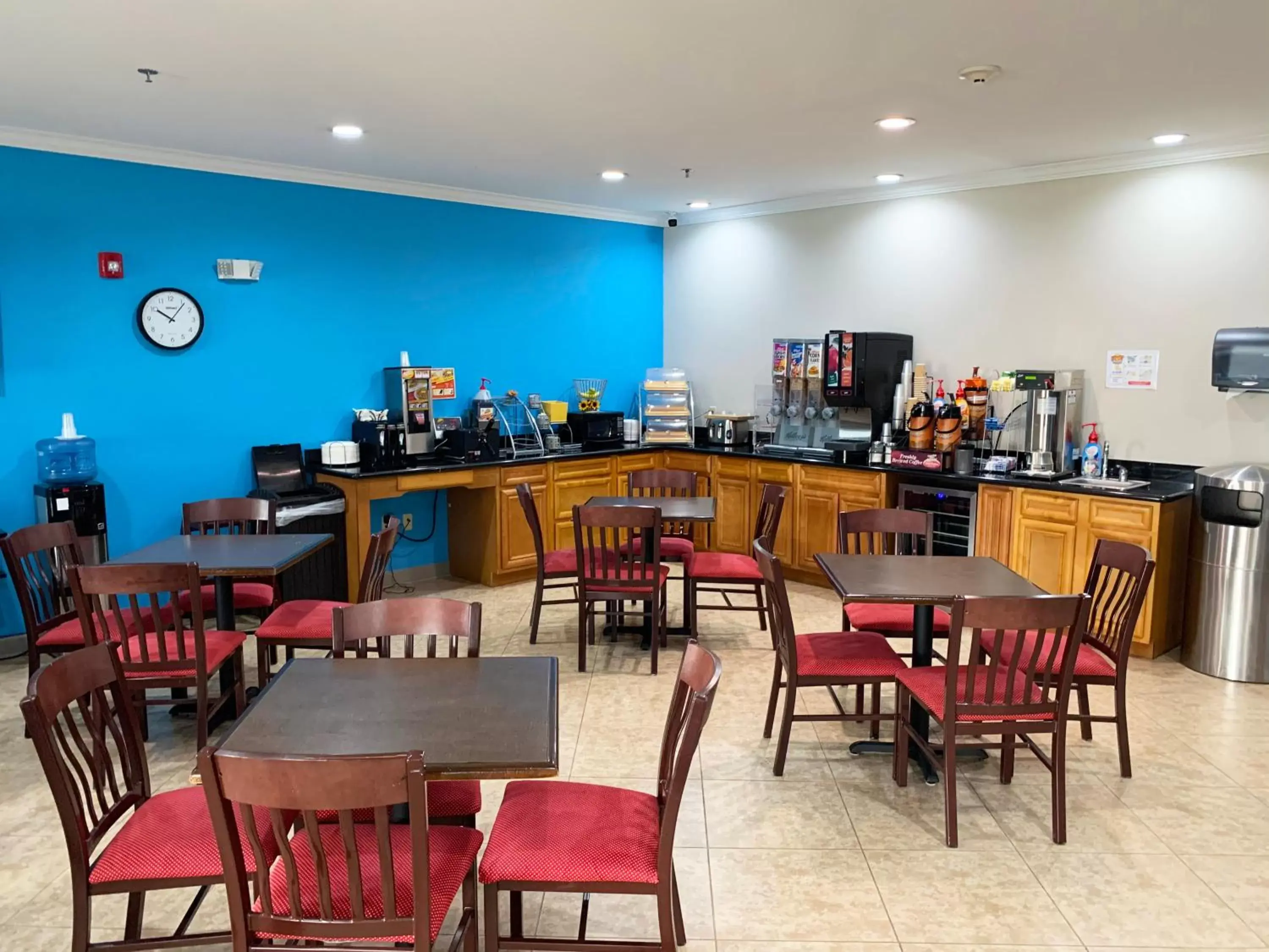 Breakfast, Restaurant/Places to Eat in Days Inn & Suites by Wyndham Cabot