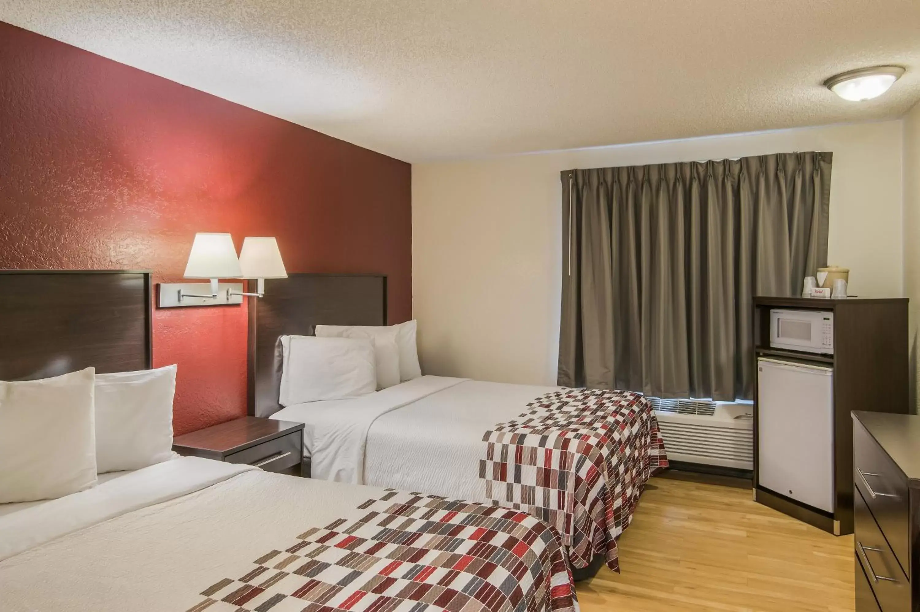 Photo of the whole room, Bed in Red Roof Inn & Suites Pensacola East - Milton