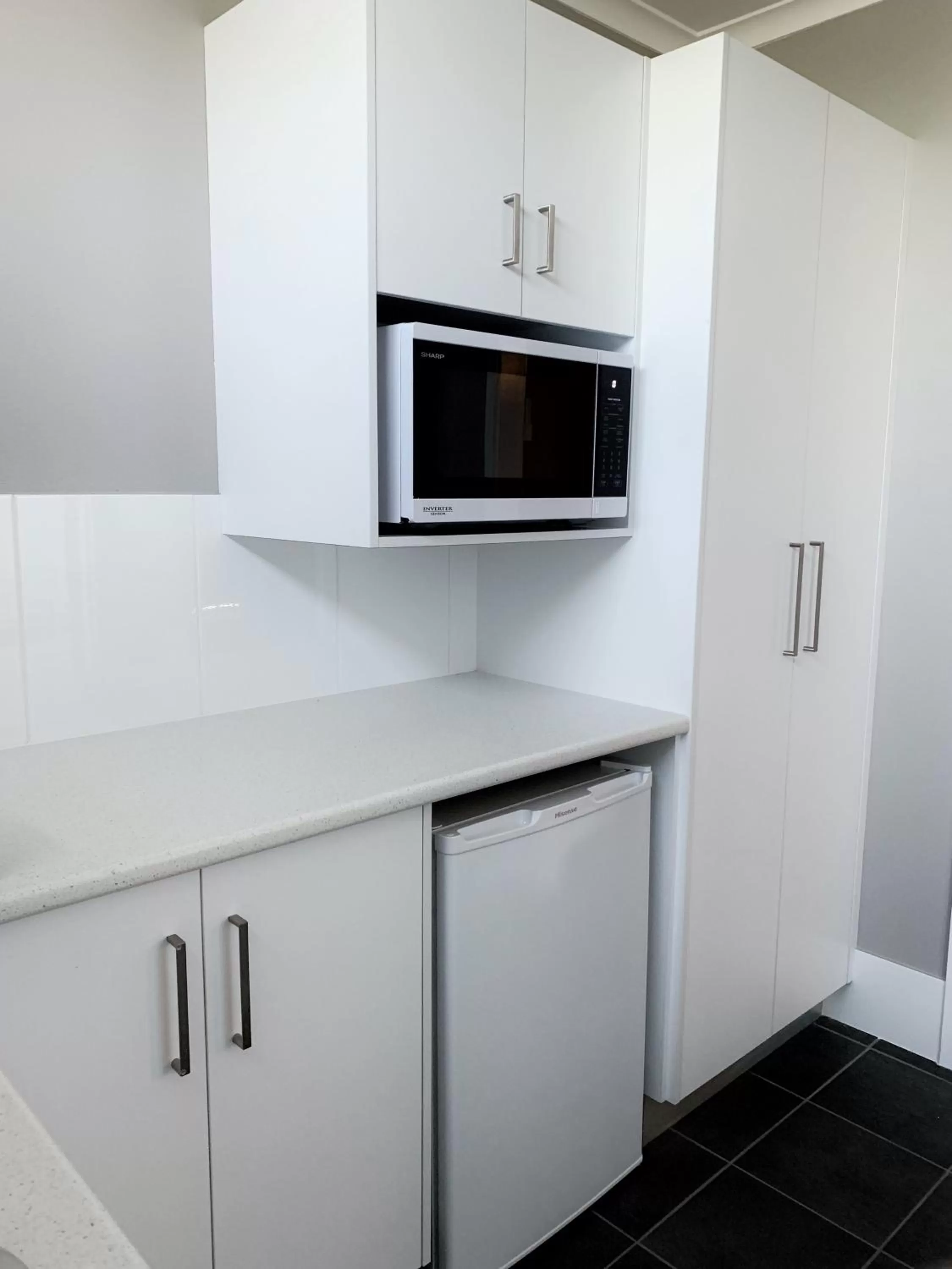 Kitchen or kitchenette in Cascades Motor Inn