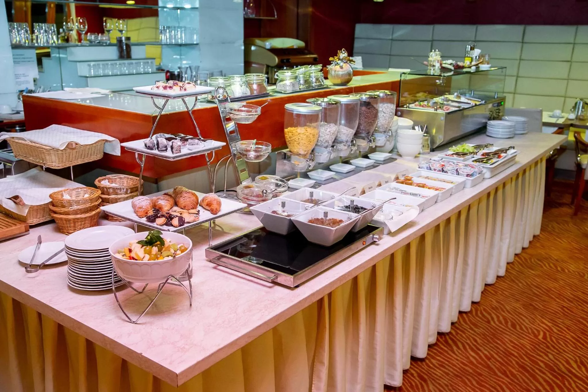 Breakfast in Hotel Academic