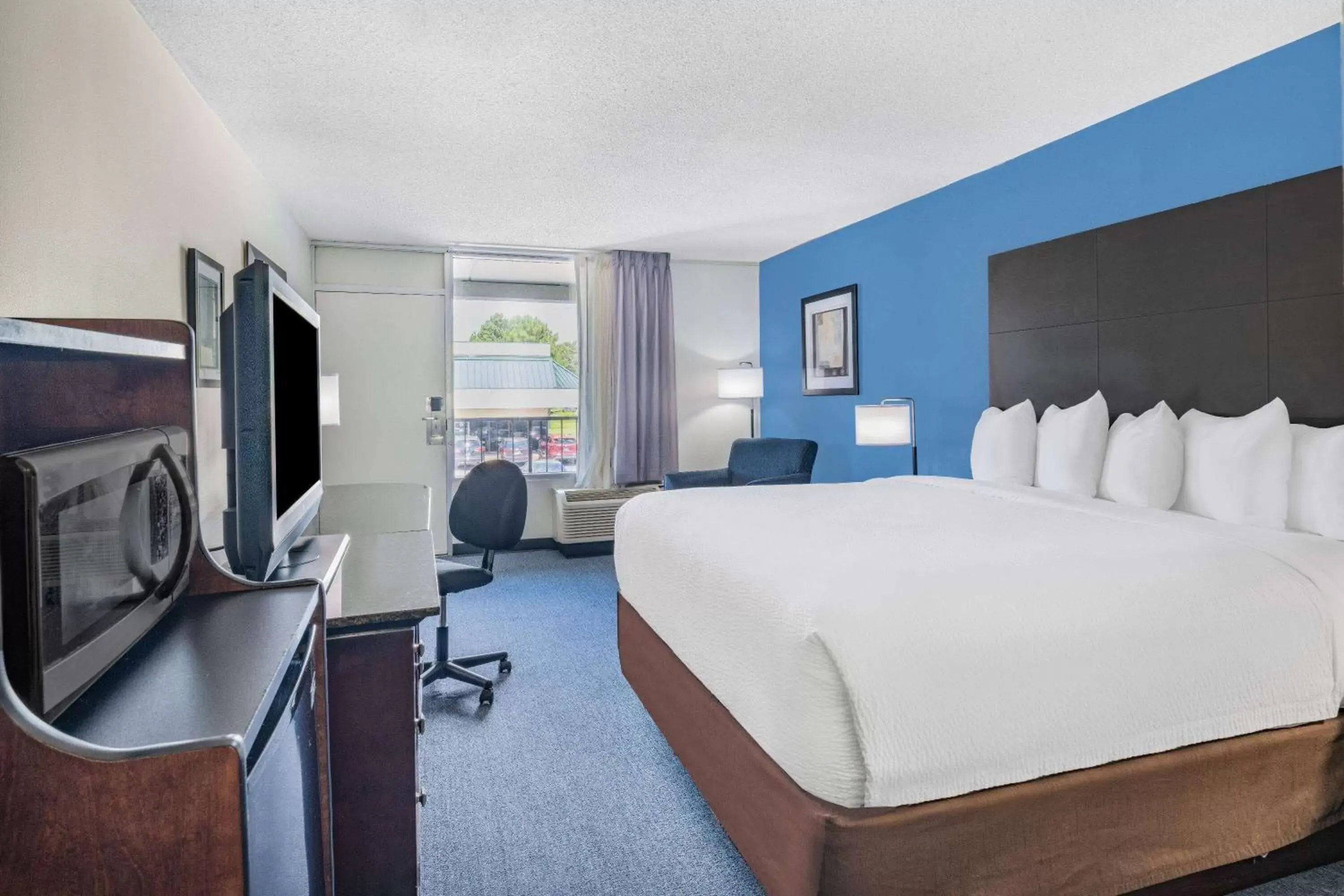 King Room - Non-Smoking in Days Inn and Suites by Wyndham Oxford