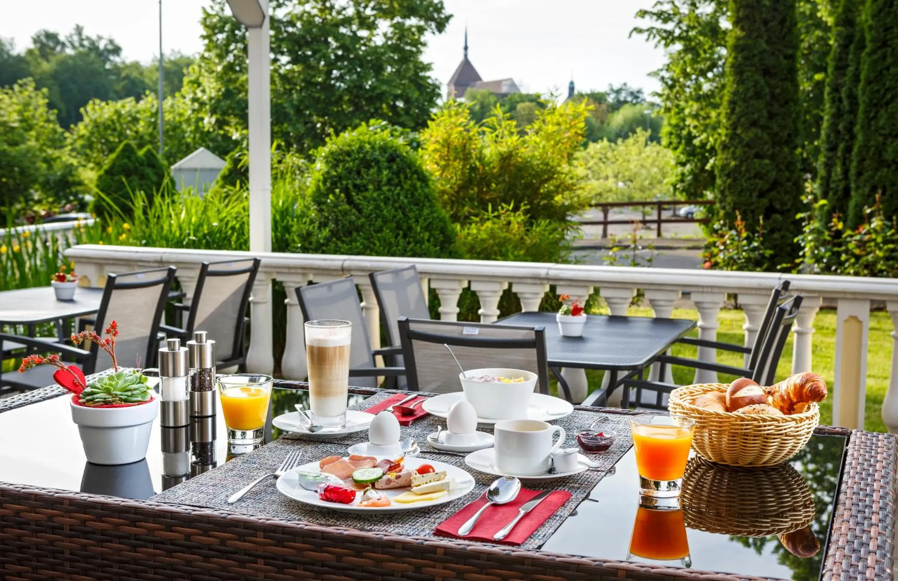 Restaurant/places to eat, Balcony/Terrace in VitalBoutique Hotel Zurzacherhof