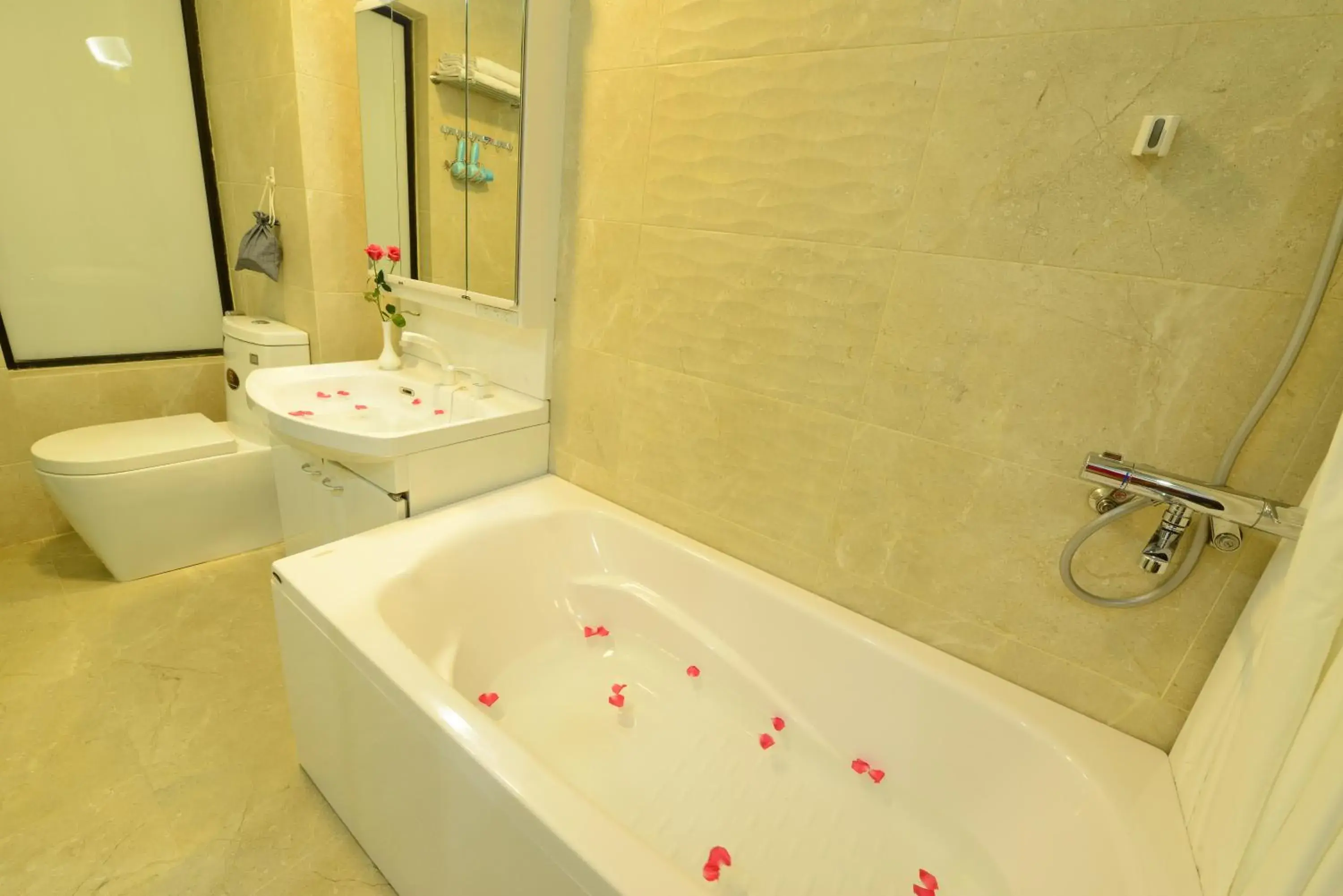 Hot Tub, Bathroom in Bella Rosa Hotel & Spa