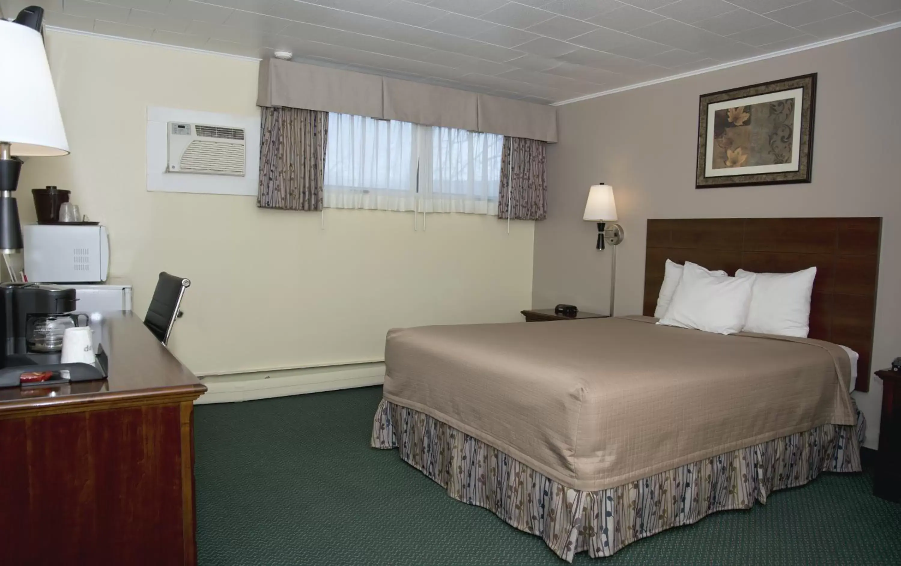 Bedroom, Bed in Travelers Inn