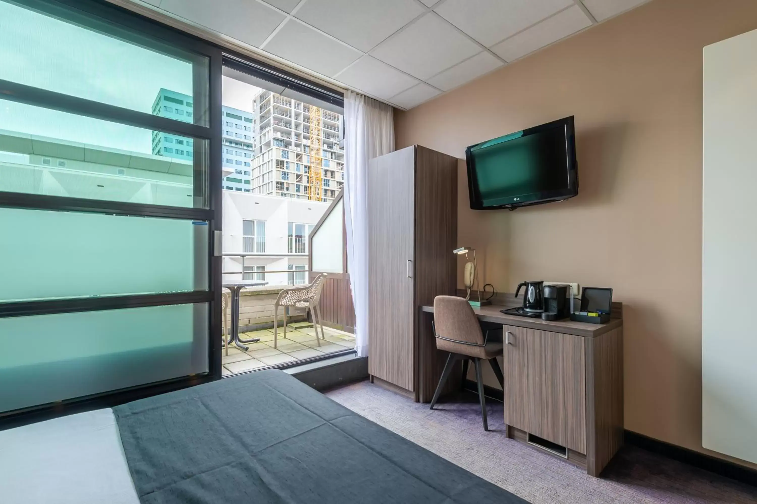 TV and multimedia, TV/Entertainment Center in Hotel Docklands