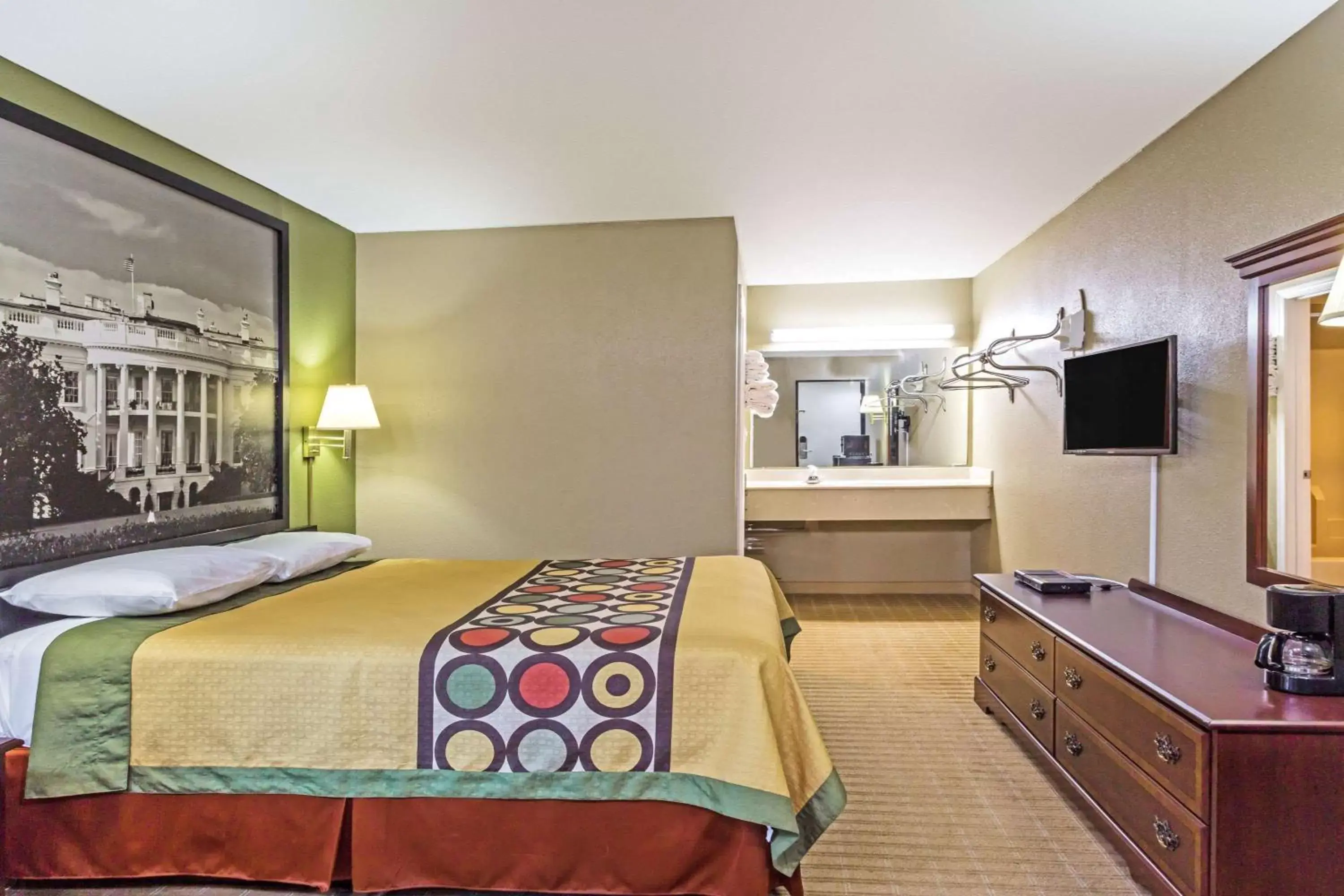 Deluxe King Room - Smoking in Super 8 by Wyndham Jessup/Baltimore Area Deluxe King Room - Smoking in Super 8 by Wyndham Jessup/Baltimore Area