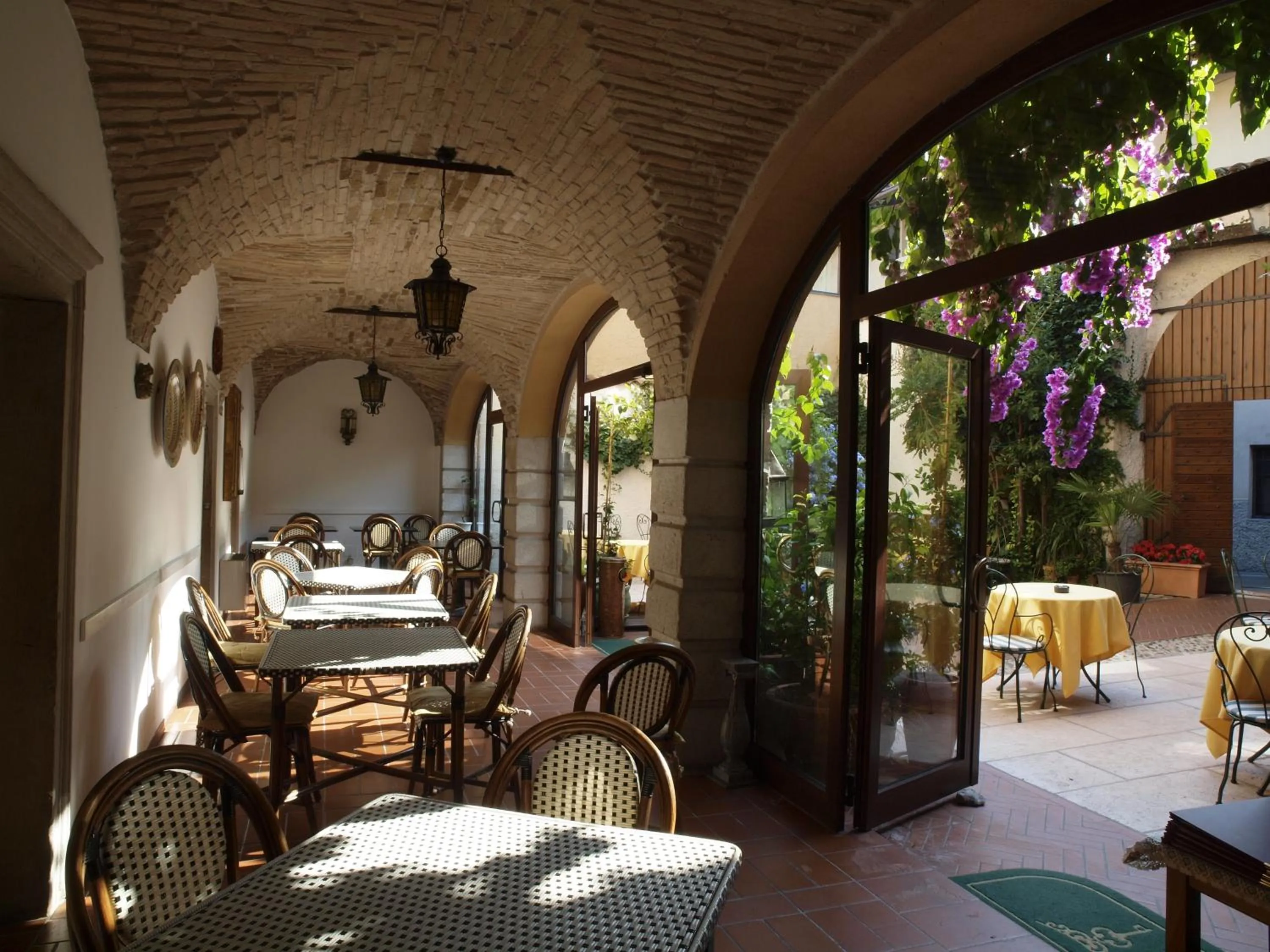 Restaurant/places to eat in Hotel San Filis