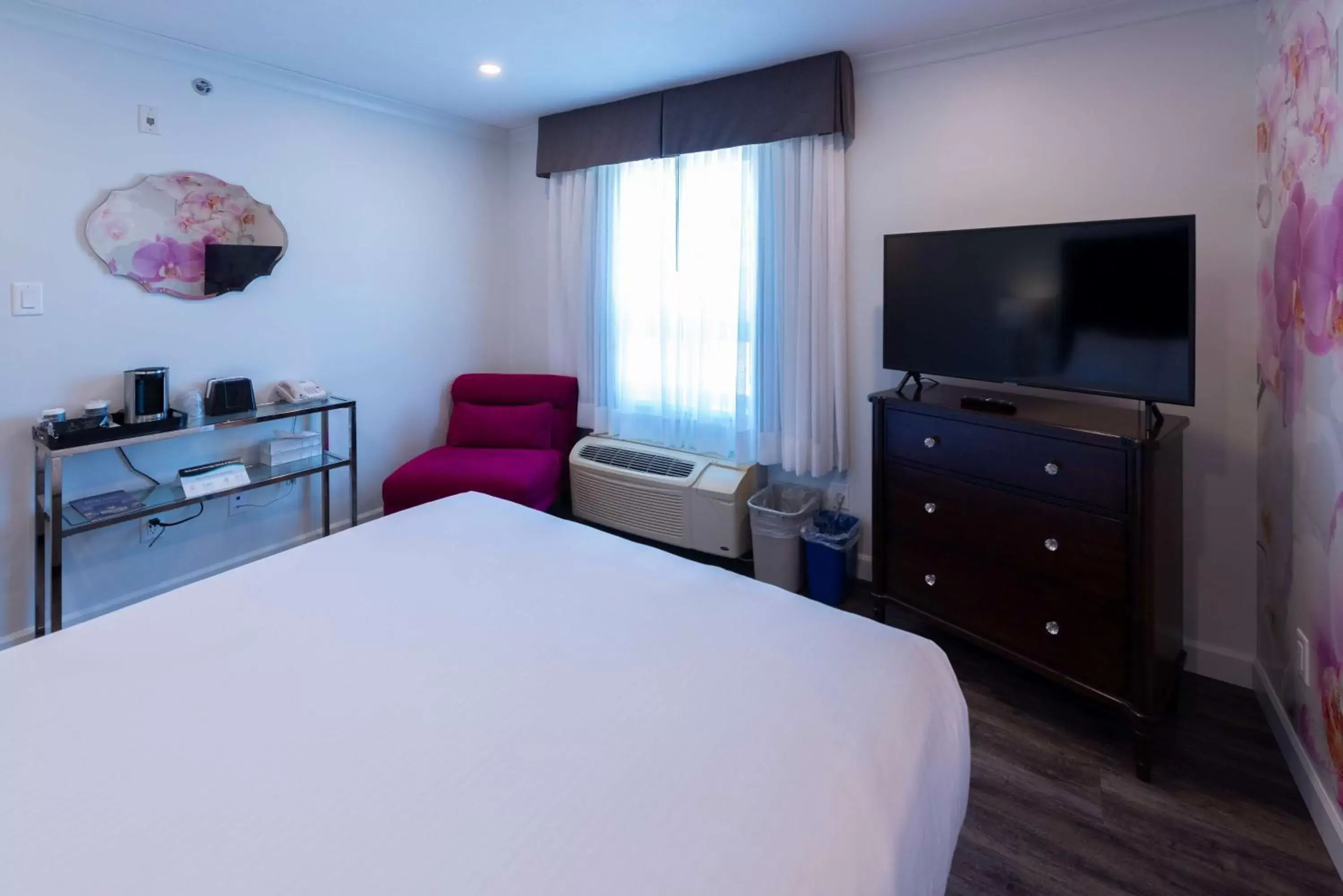 Bedroom, TV/Entertainment Center in Prestige Treasure Cove Resort, WorldHotels Elite