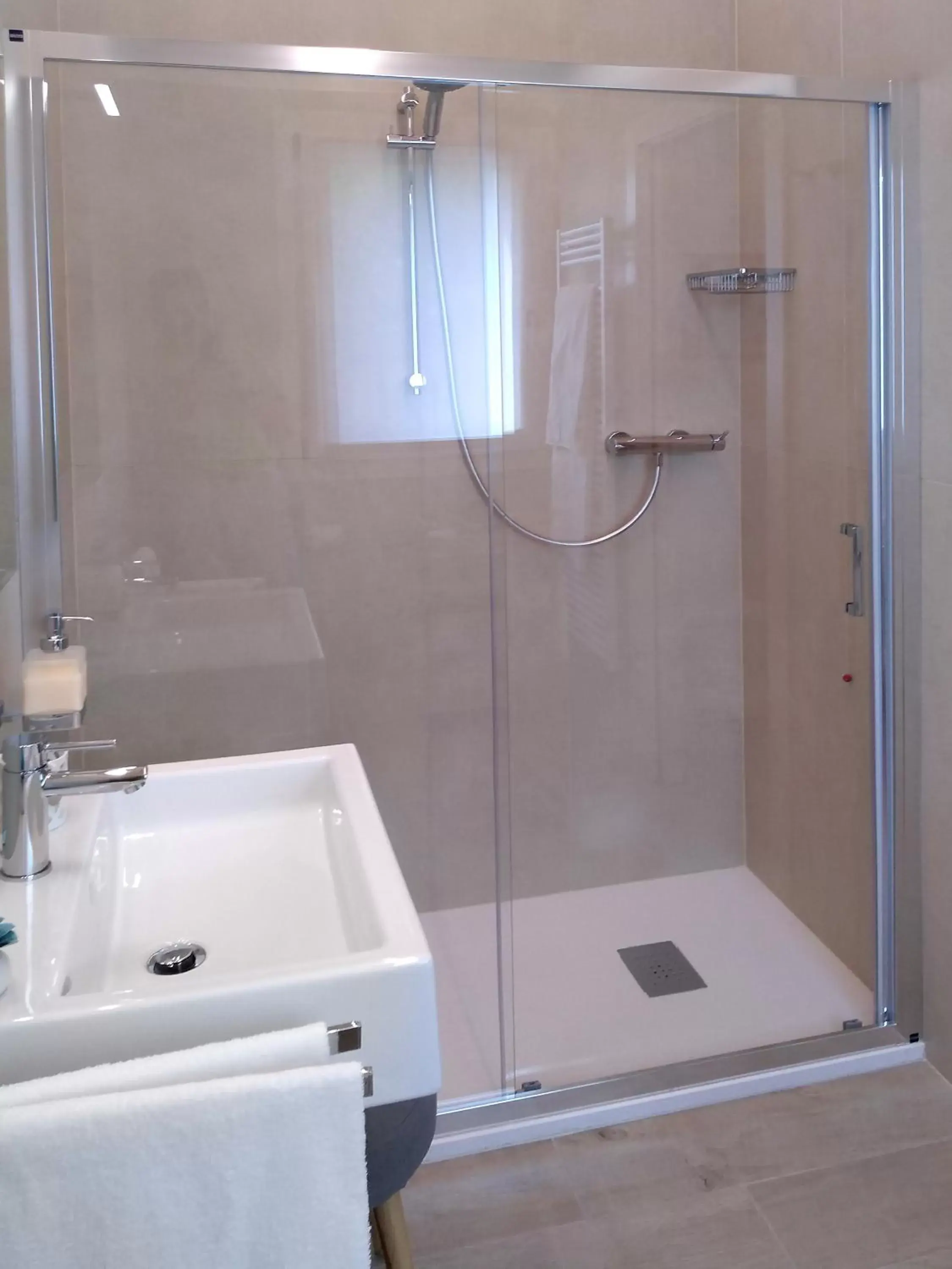 Shower, Bathroom in Le Mandragole B&B