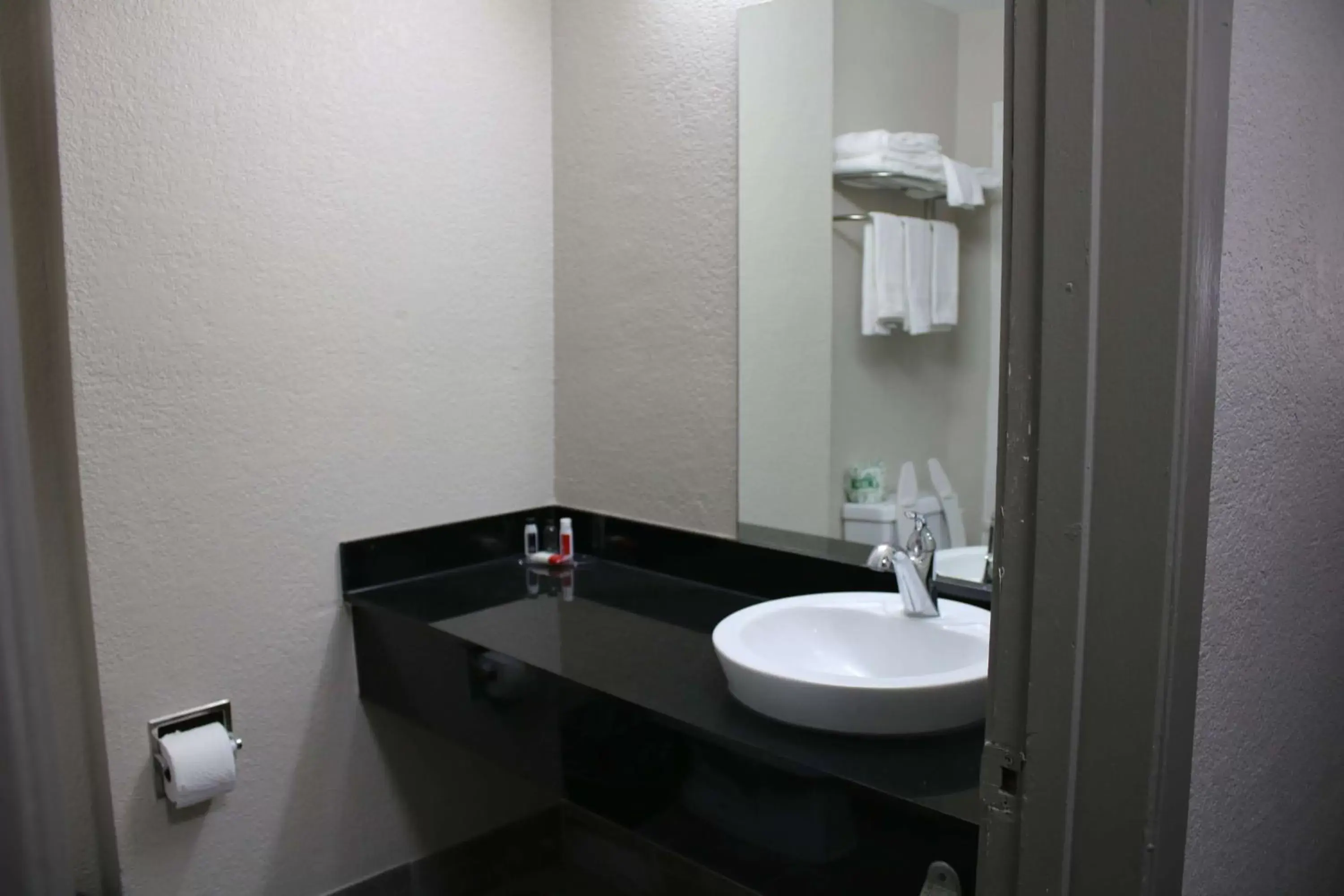 TV and multimedia, Bathroom in Days Inn by Wyndham Waco University Area