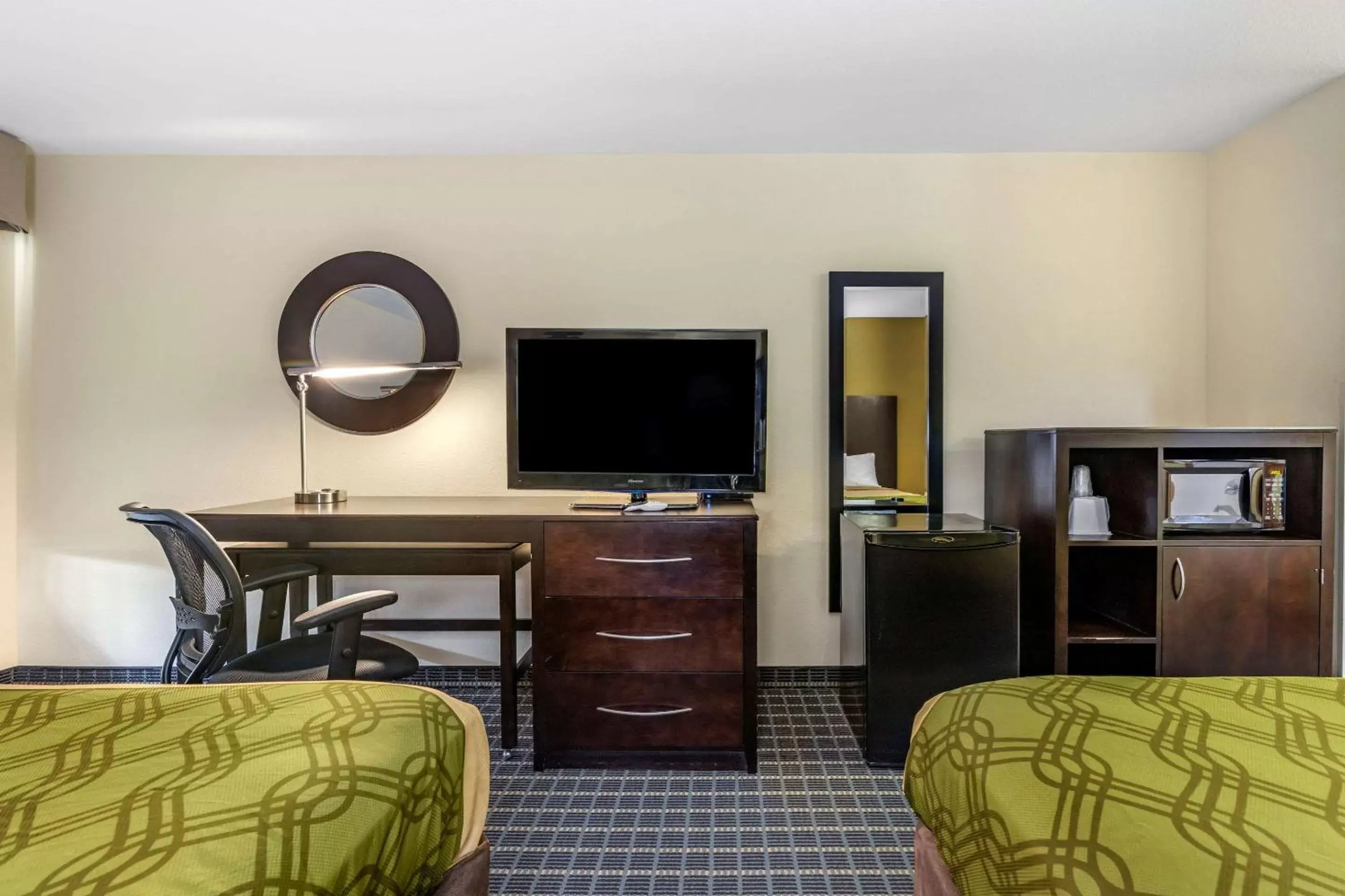 Photo of the whole room, TV/Entertainment Center in Econo Lodge Brunswick