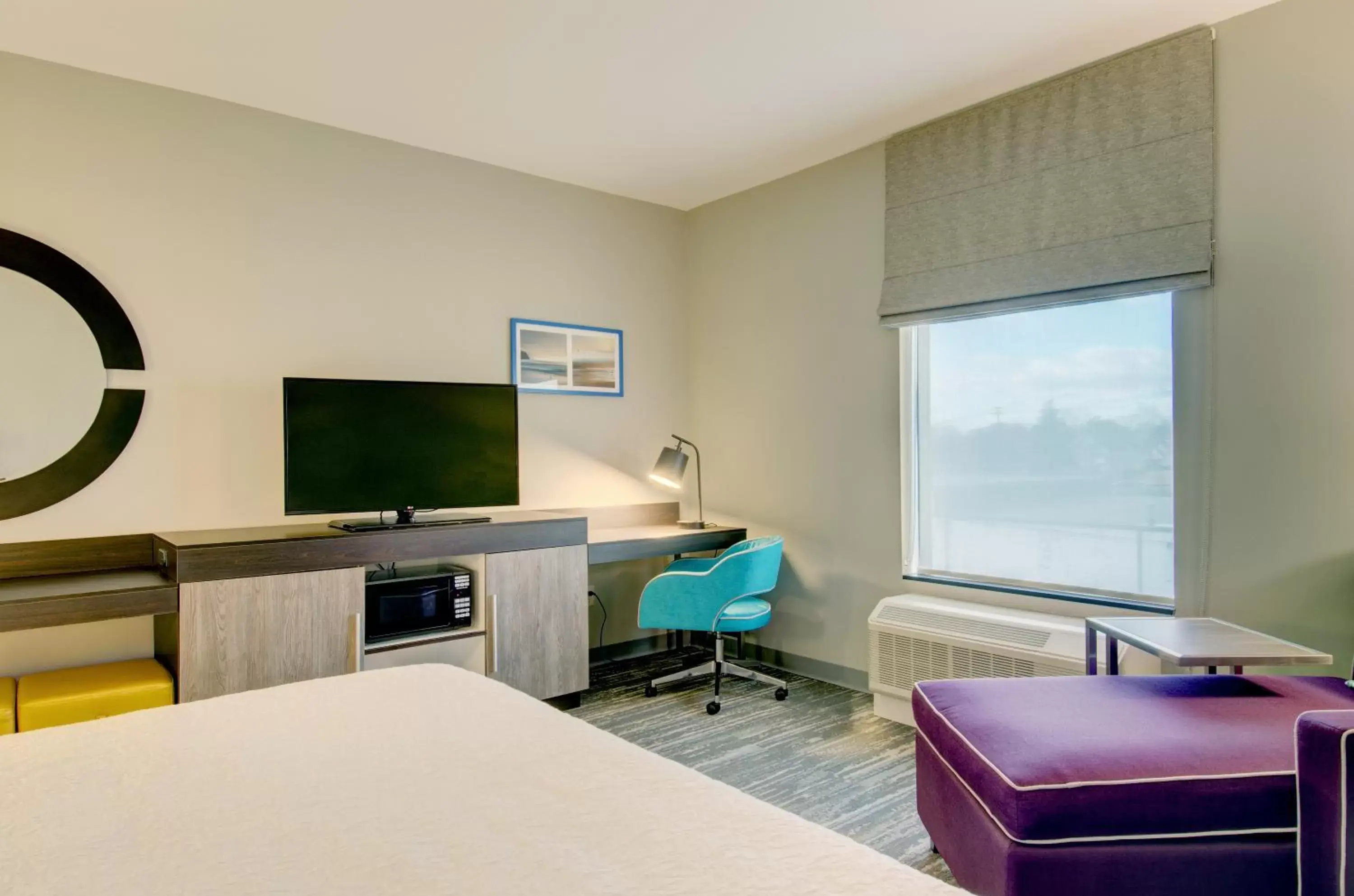 Seating area, TV/Entertainment Center in Hampton Inn & Suites Boston/Stoughton, Ma