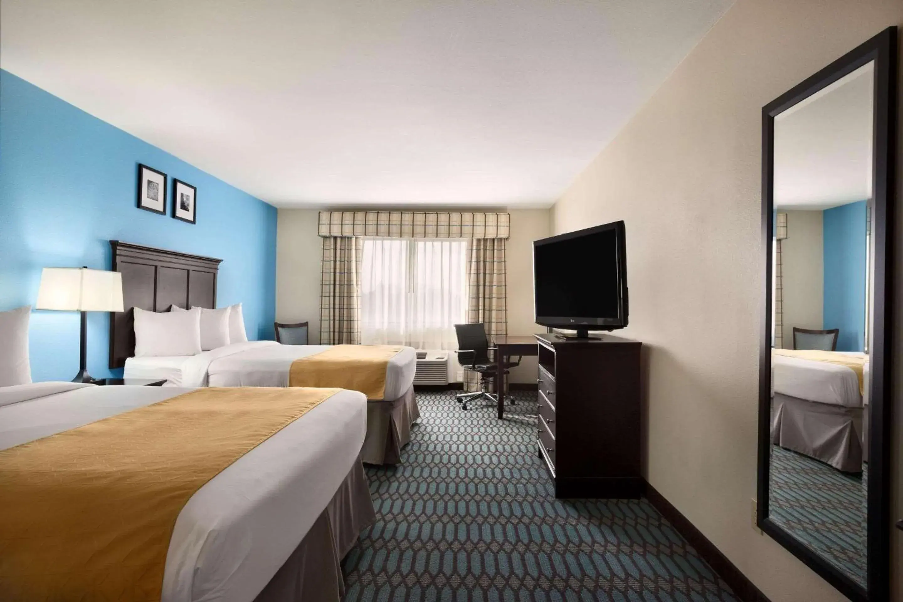 Bedroom, TV/Entertainment Center in Country Inn & Suites by Radisson, Lubbock, TX