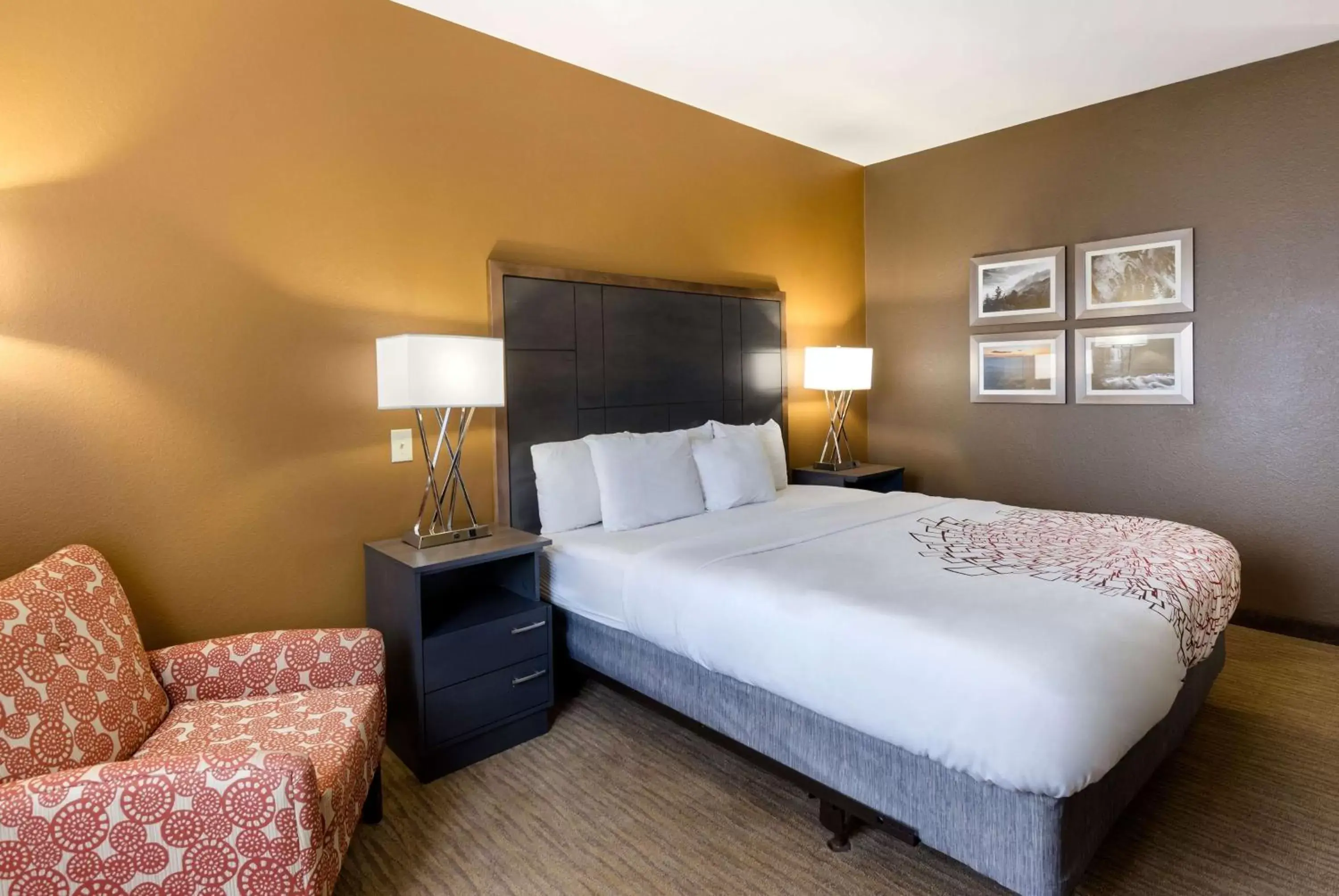 Photo of the whole room, Bed in La Quinta by Wyndham Boone